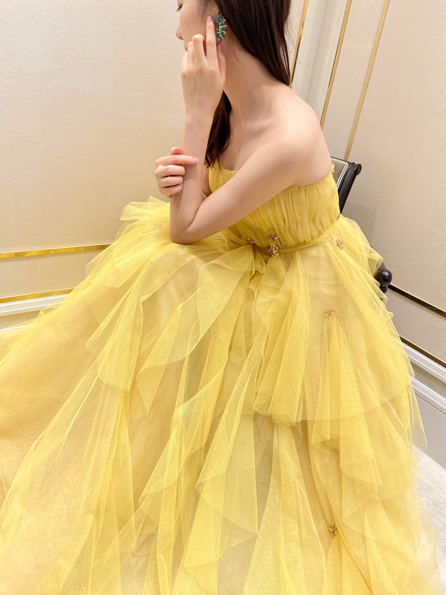 リーム・アクラのチュール生地のフリルと大ぶりなビジューが美しいイエローのカラードレス