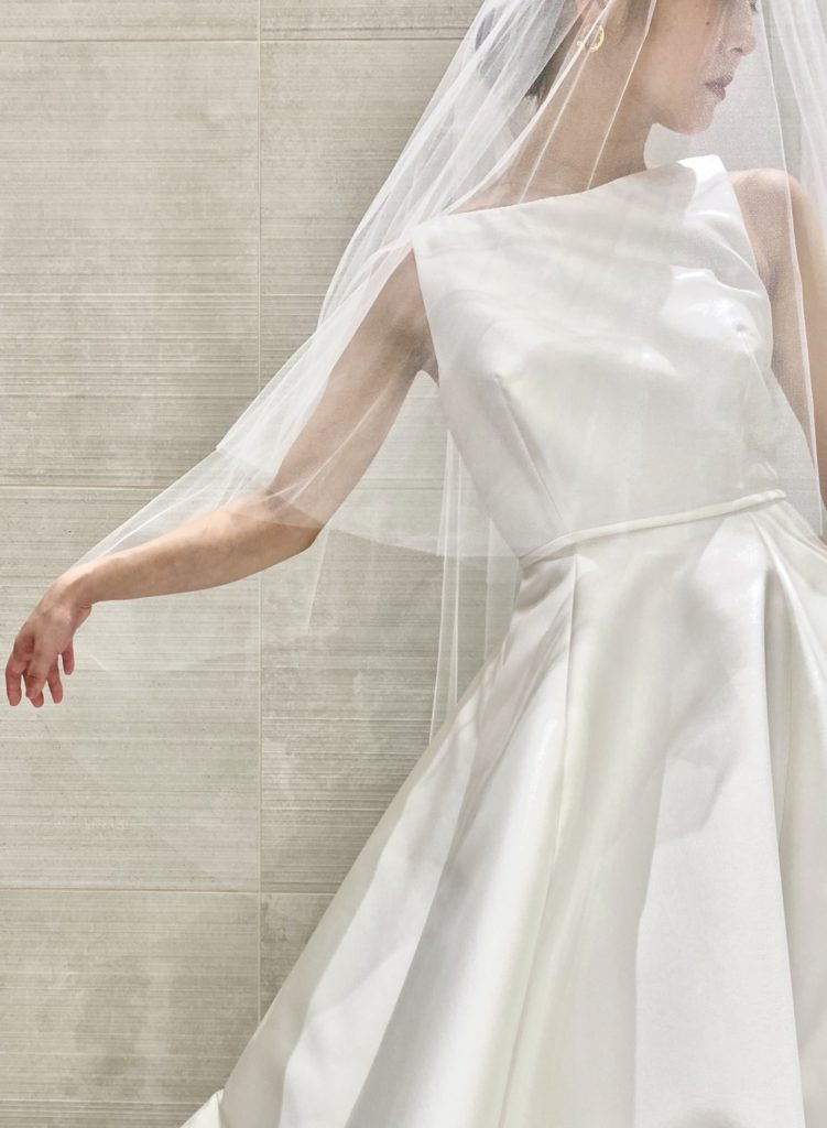 CAROLINA HERRERA(キャロリーナ ヘレラ)から生み出されたクラシカルで、王道のAラインのウェディングドレス。