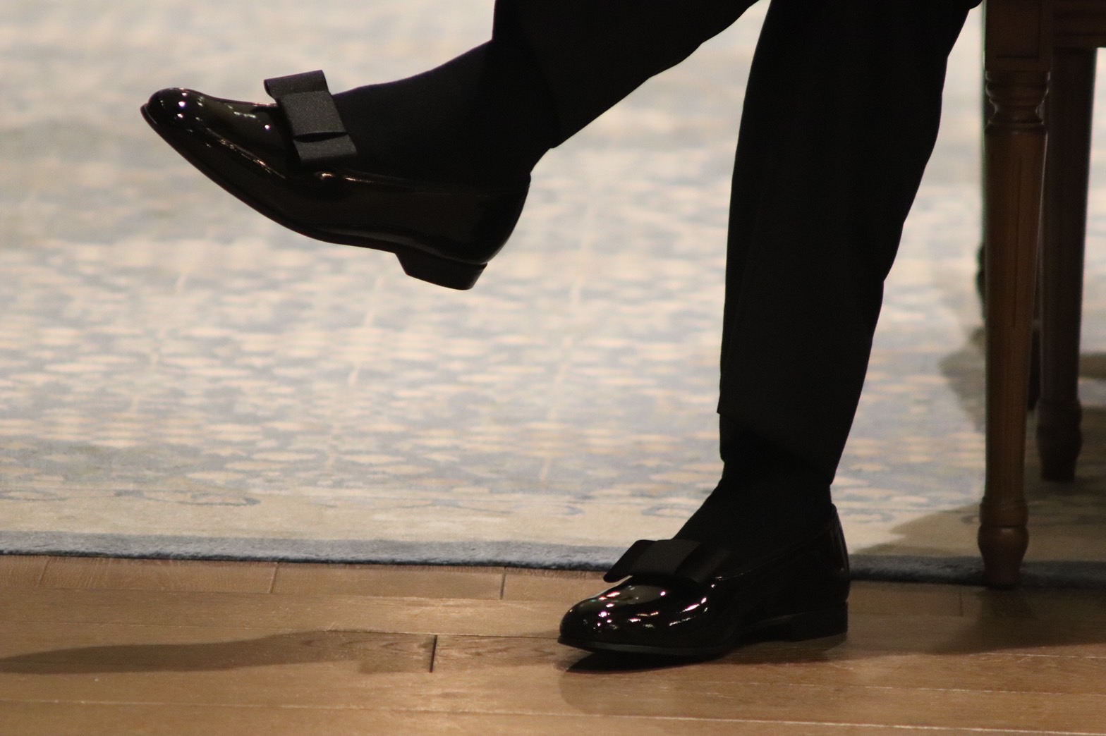 クロケットジョーンズのエナメルシューズをご紹介。デザインの1つであるオペラパンプスは高貴な印象を与え、タキシードスタイルをワンランク上に昇華します