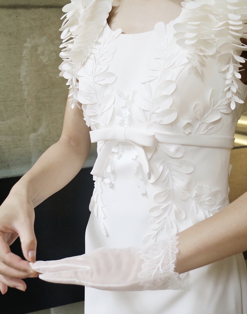 マットな質感とフラワーモチーフが施された細身のクラシカルなビクターアンドロルフマリアージュのウエディングドレス