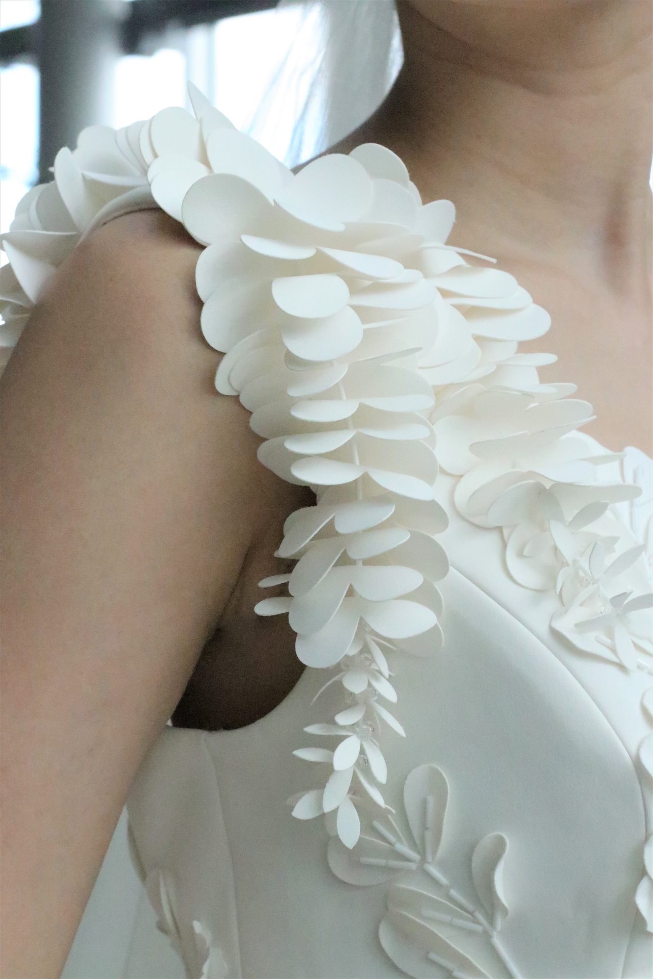 TOMO KOIZUMIとのコラボレーションで世界中の注目を浴びる日本のドレスショップ、ザ・トリート・ドレッシングに入荷したのは、ショルダーに藤の花びらが揺れ動くようなデザインが印象的なヴィクターアンドロルフマリアージュの新作ウェディングドレスです