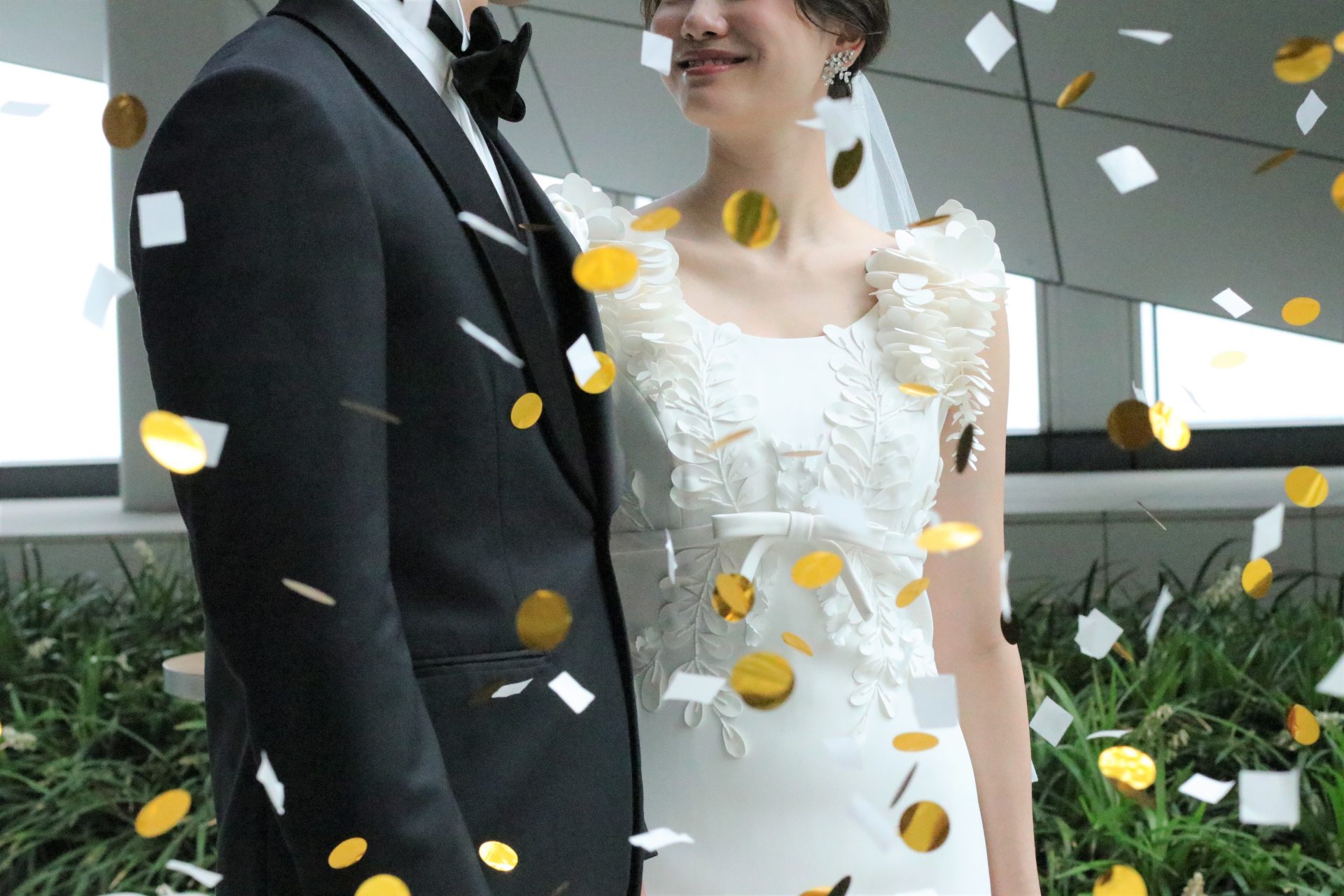 アンダーズ東京のようなモードな印象の会場では、ザ・トリート・ドレシングのウェディングドレスとタキシードに、テラスで行うフラワーシャワーをゴールドのコンフェッティにすることで、お洒落で今どきなウェディングスタイルになります