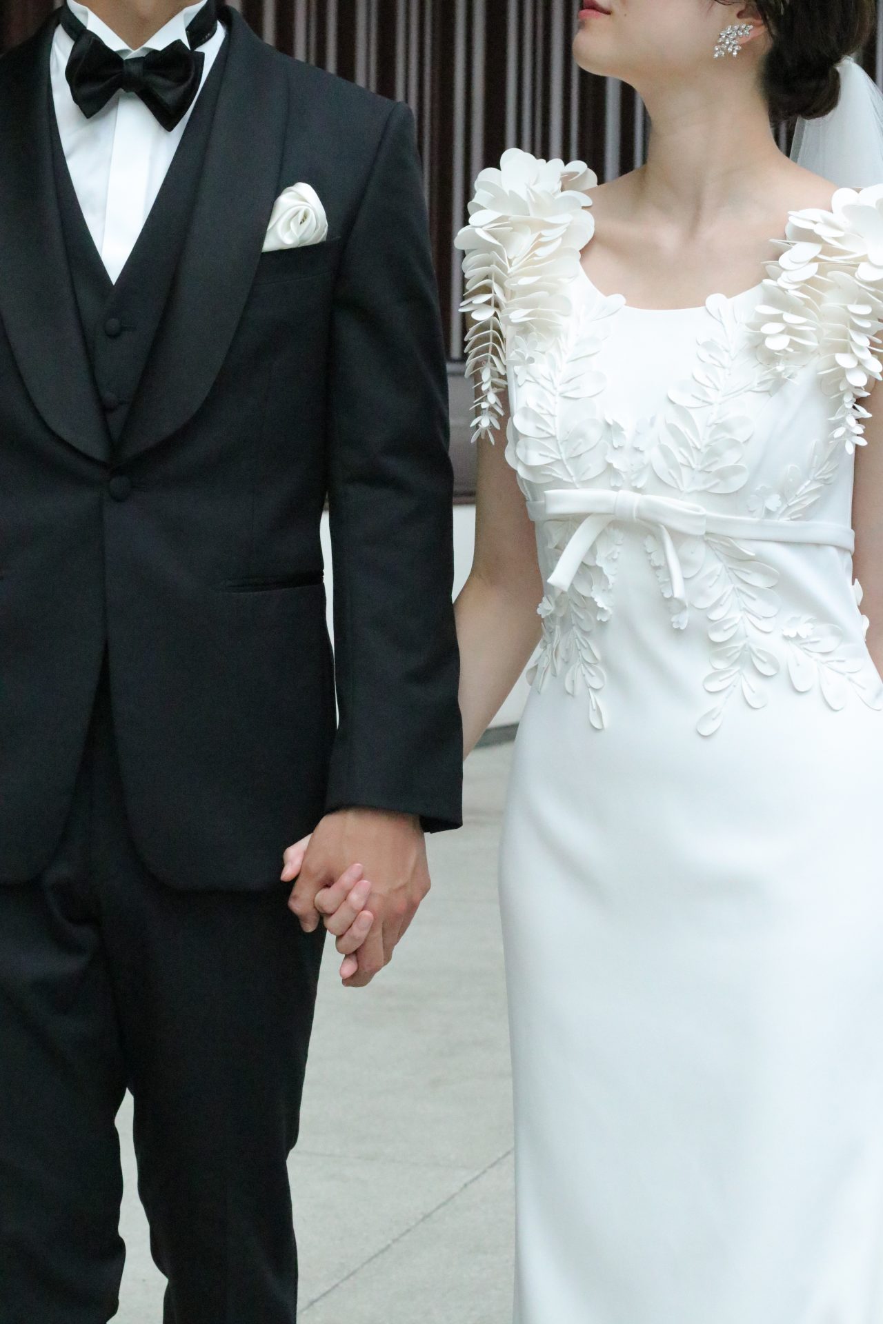デザイン性の高いヴィクターアンドロルフマリアージュのウェディングドレスの隣並ぶのは、トリート・ジェントルマンのフォーマルなブラックタキシードのご新郎様で、クラシックで大人な雰囲気を演出します