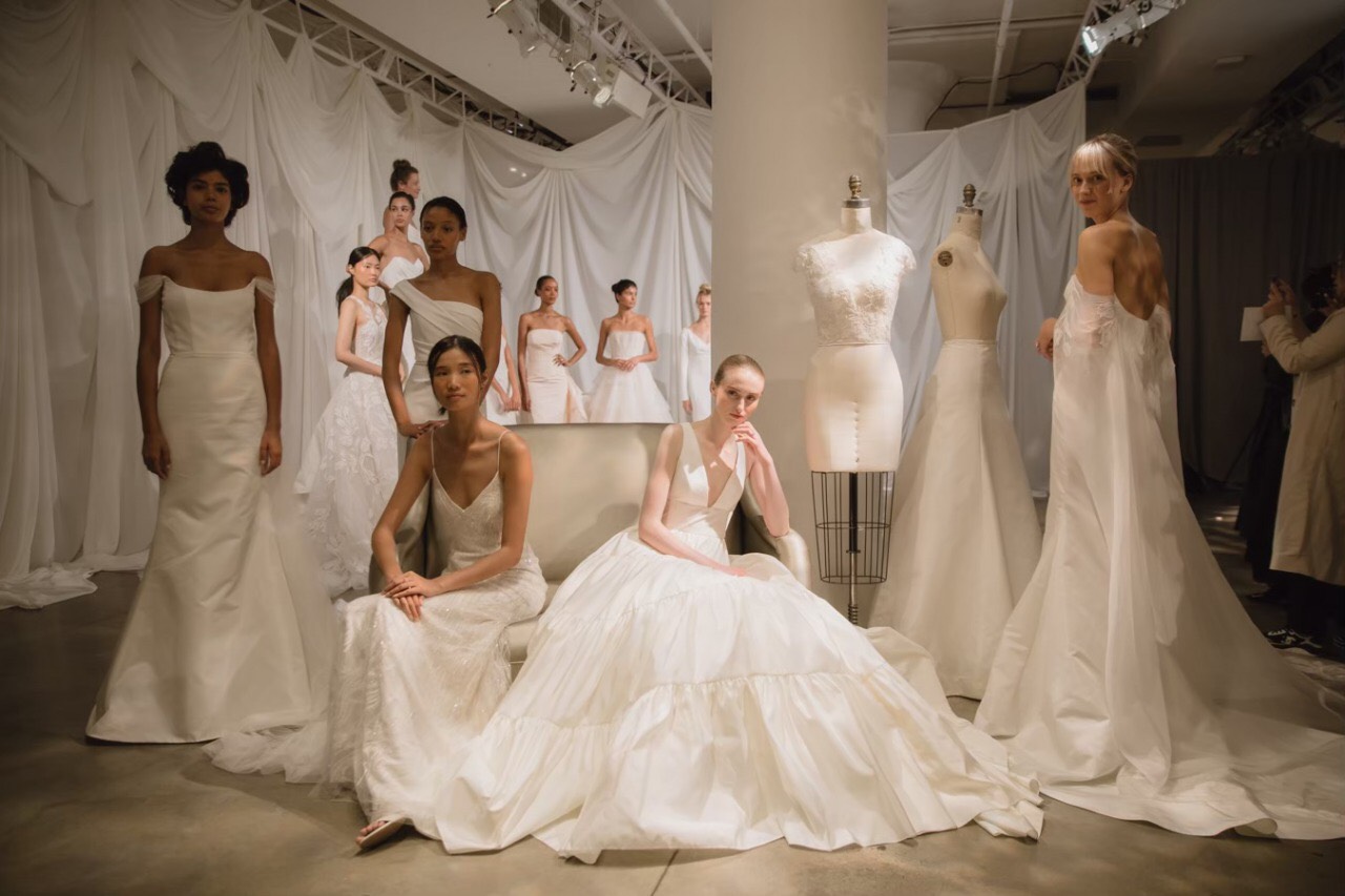 AMSALE(アムサーラ)の新作ウェディングドレスをご紹介します。AMSALE(アムサーラ)からトリートアディション店入荷したウェディングドレスは、AW2020collectionからふんわりと広がるAラインのティアードデザインのスカートのウェディングドレスです。