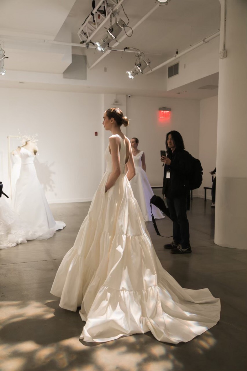 AMSALE(アムサーラ)の新作ウェディングドレスをご紹介します。AMSALE(アムサーラ)からトリートアディション店入荷したウェディングドレスは、AW2020collectionからふんわりと広がるAラインのティアードデザインのスカートのウェディングドレスです。