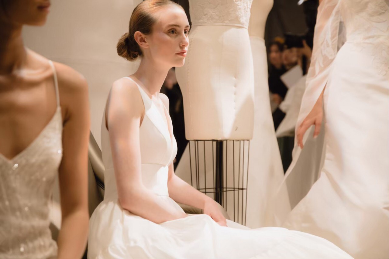 AMSALE(アムサーラ)の新作ウェディングドレスをご紹介します。AMSALE(アムサーラ)からトリートアディション店入荷したウェディングドレスは、AW2020collectionからふんわりと広がるAラインのティアードデザインのスカートのウェディングドレスです。