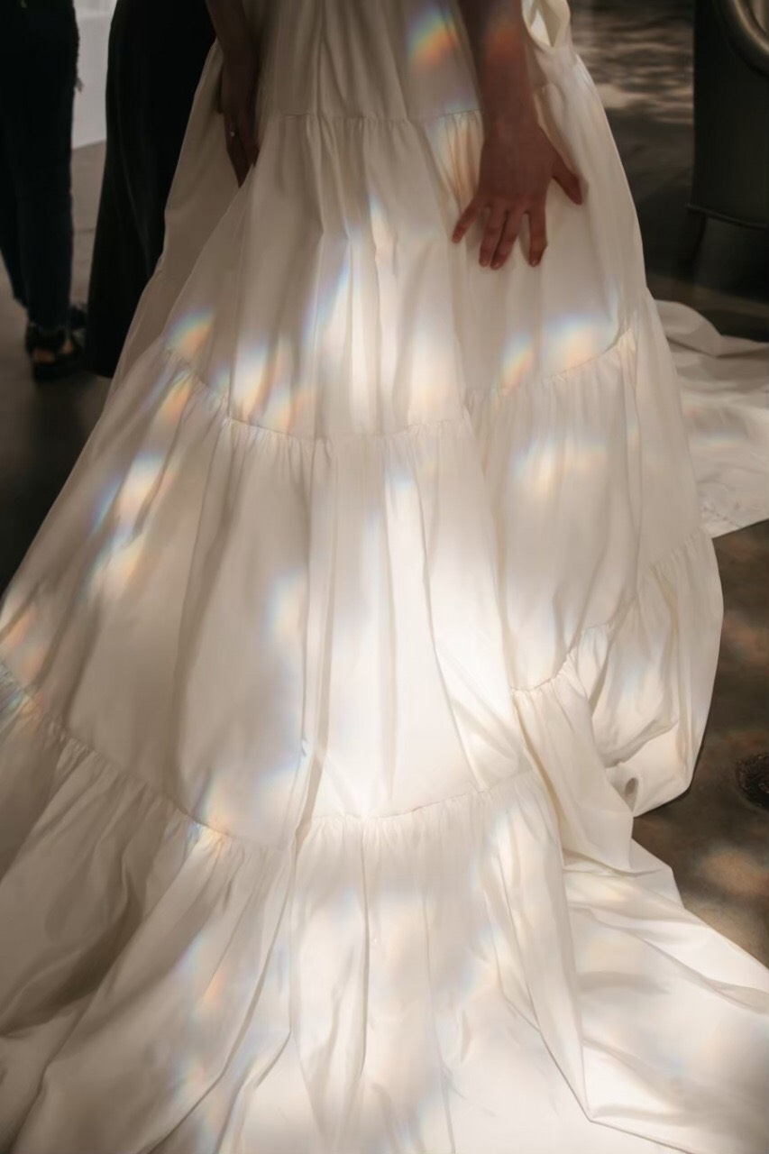 AMSALE(アムサーラ)の新作ウェディングドレスをご紹介します。AMSALE(アムサーラ)からトリートアディション店入荷したウェディングドレスは、AW2020collectionからふんわりと広がるAラインのティアードデザインのスカートのウェディングドレスです。