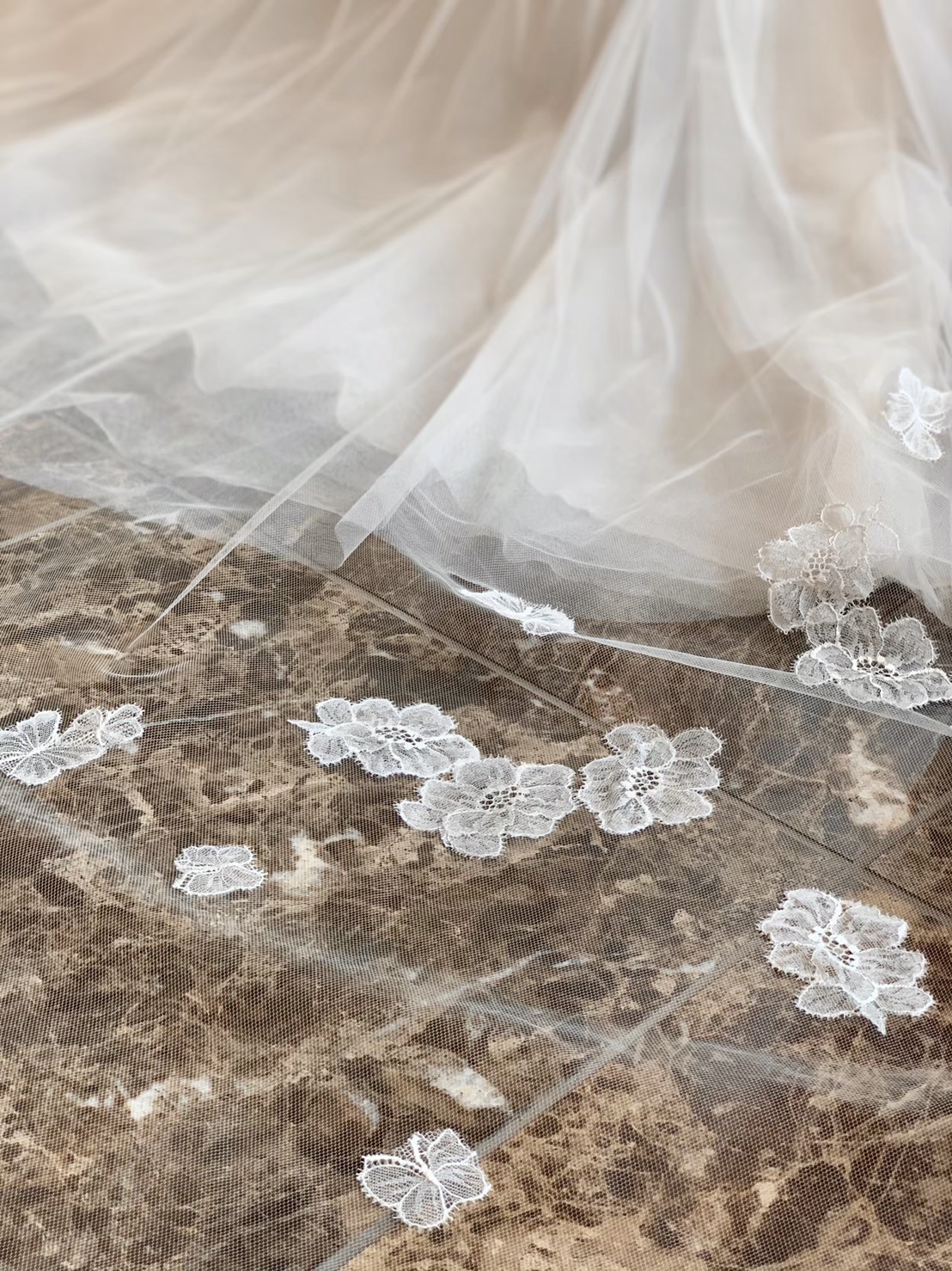 ザ・トリートドレッシング名古屋店で人気のトリート・メゾンのお花と蝶々のレースが施されたロングベールのコーディネート