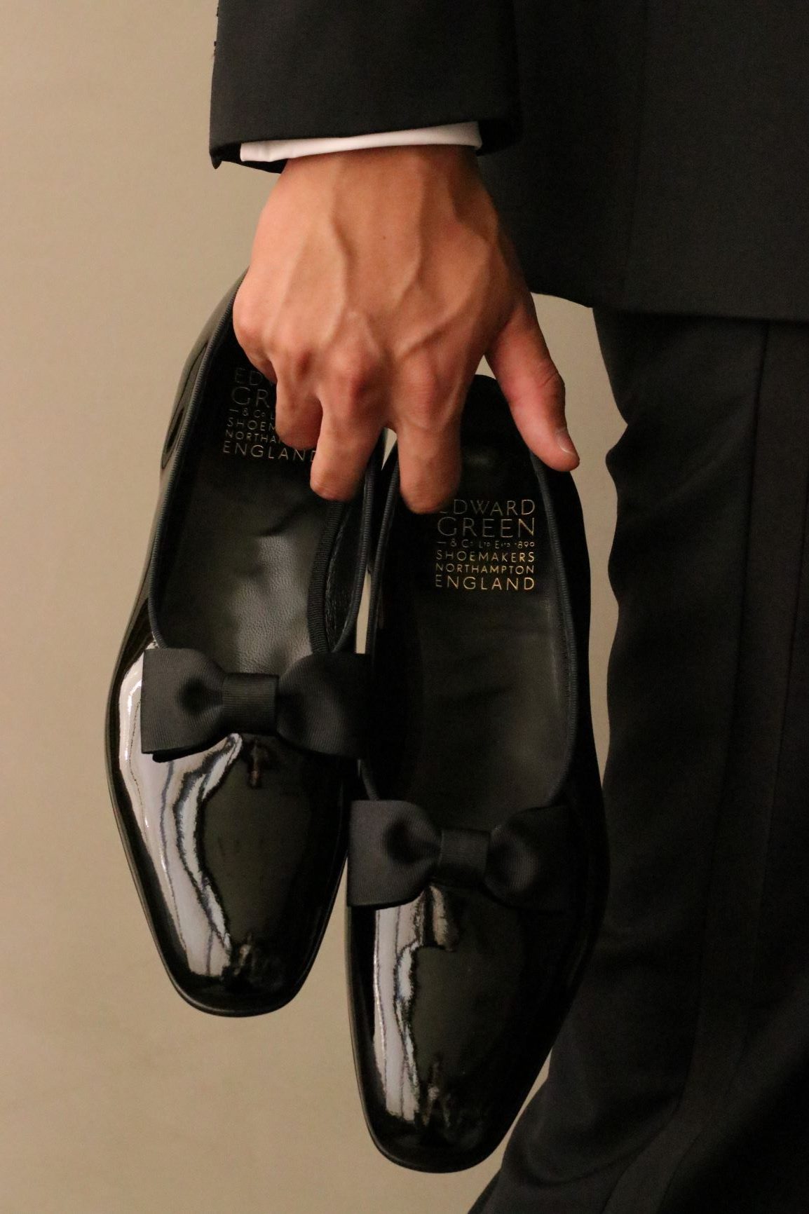 チェルシーやドーバーで有名なエドワードグリーンより、結婚式という大切な一日にお召し頂きたいエナメル素材のドレスシューズをご紹介いたします