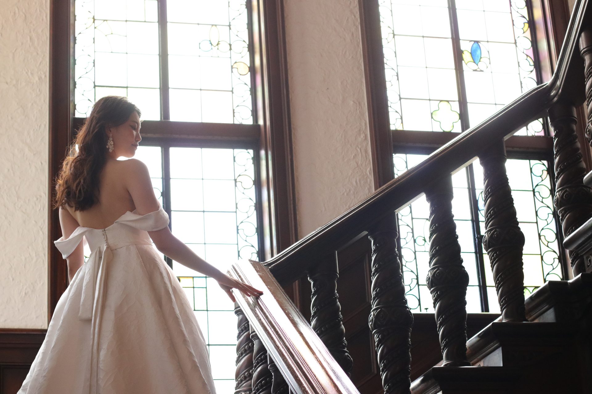 洋館のゲストハウスにもよく合う重厚感あるジャガード生地のドレスは、動く度にドラマティックな広がりを見せるため、海外映画のような結婚式をイメージされている方にお召しいただきたいお衣裳です