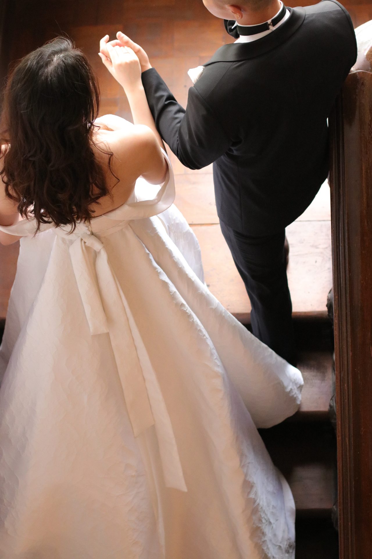 東京表参道の人気ドレスショップ、ザ・トリート・ドレッシングでは、世界各国から買い付けたインポートのウェディングドレスに合わせて、ご新郎様のフォーマル且つクラシカルなオーダータキシード・レンタルタキシードをご用意しております