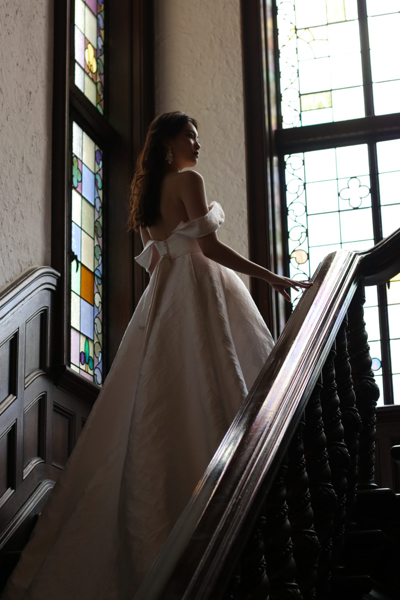 THETREATDRESSINGアディション店の提携会場である赤坂プリンスクラシックハウスの趣のあるチャペルや披露宴会場でも圧倒的な存在感を放つのは、シンプル且つトレーンの長い華やかなウェディングドレスです