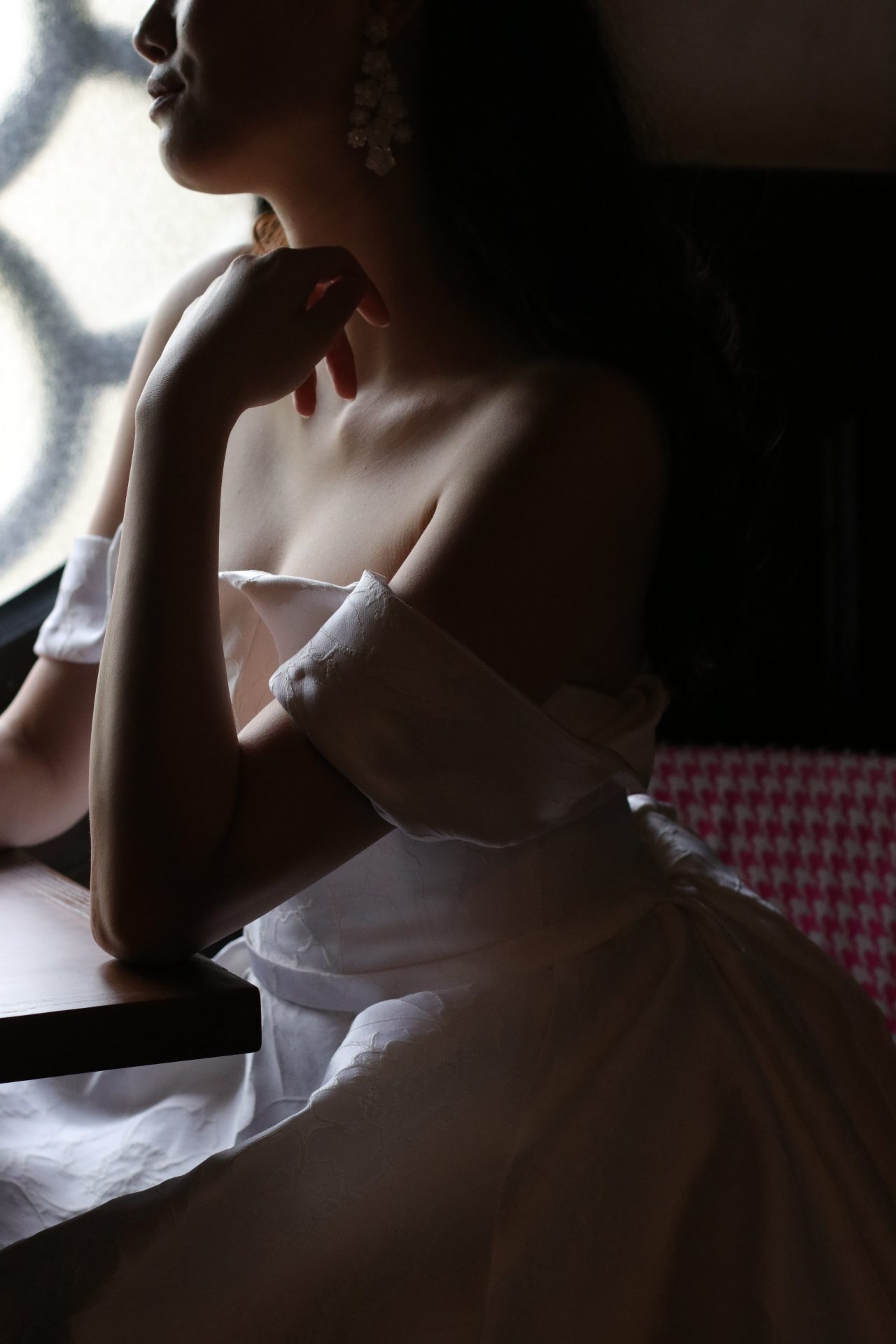 女性のシルエットを綺麗に見せるキャロリーナ・へレラのウェディングドレスは、前撮りやナイトパーティーで唯一無二のお洒落な写真を残されたい花嫁様にぴったりのお衣裳です