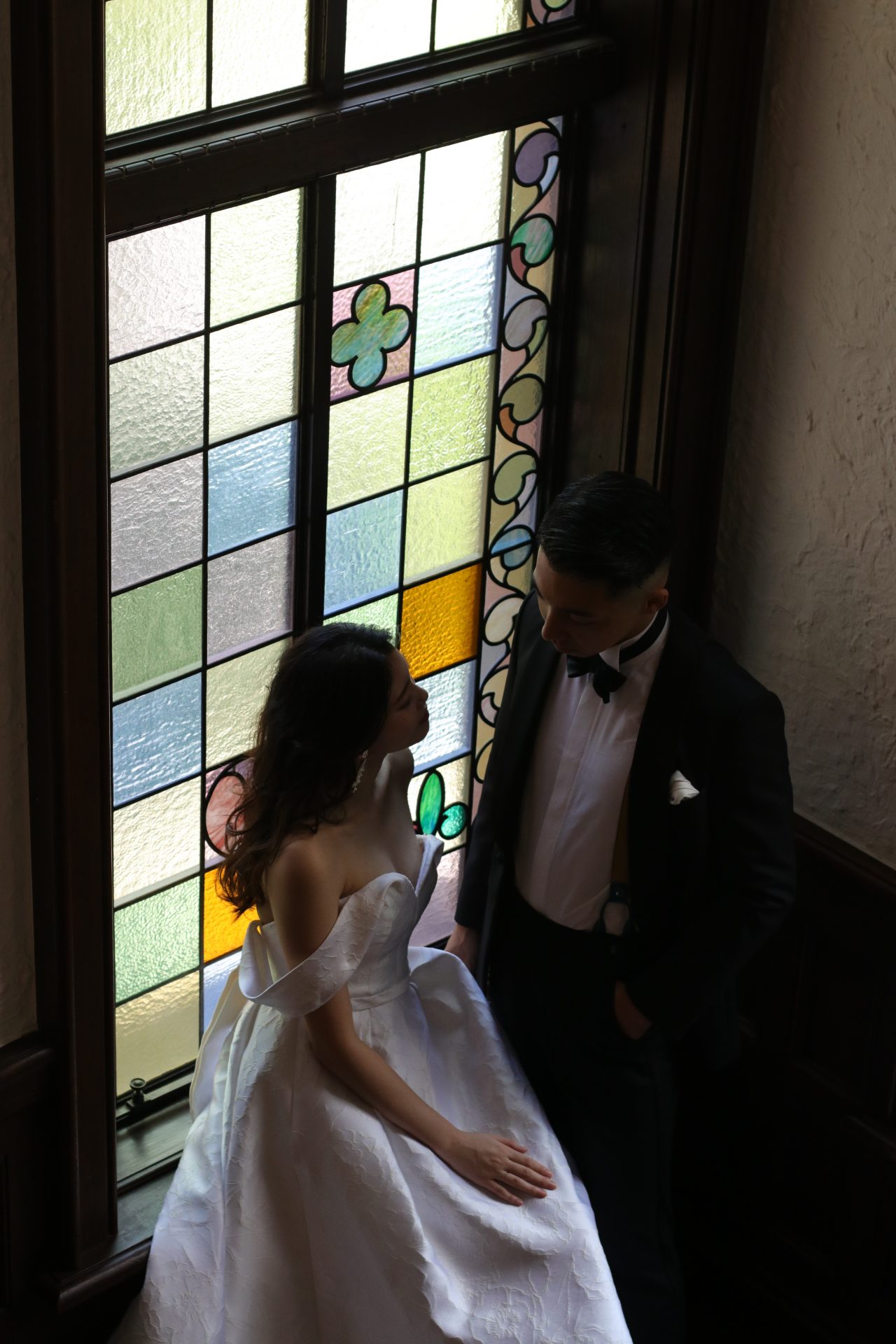 東京赤坂で人気のゲストハウス、赤坂プリンスクラシックハウスでお式を挙げる新婦様には、花柄ジャガード生地の上品な光沢とオフショルダーのデザインがエレガントなキャロリーナへレラのAラインドレスがおすすめです