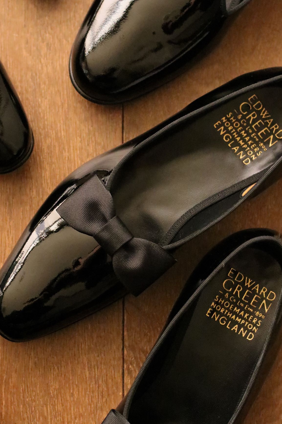 新婦様のウェディングドレスをエスコートするのに相応しいエドワードグリーンのオペラパンプス