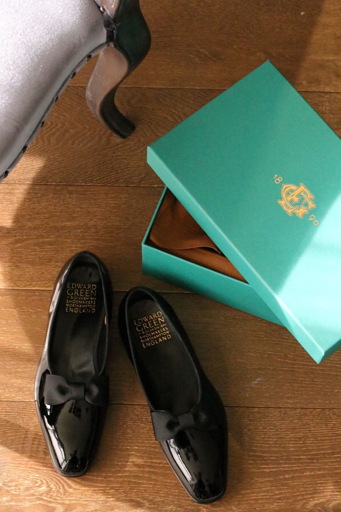 ザトリートドレッシングで取り扱っているイギリス発祥のシューズブランド、エドワードグリーンのオペラパンプスのケア方法についてご紹介しています