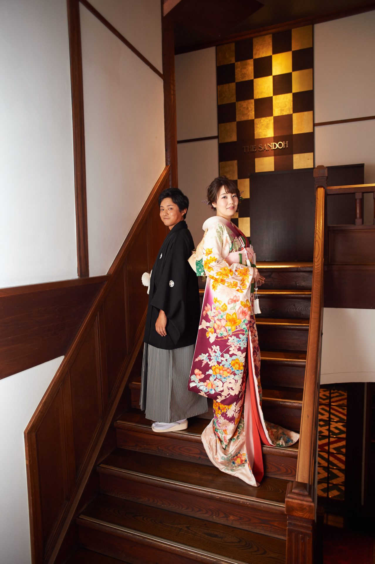 華やかな和装でのお式は、参列のゲスト皆様の心に響く忘れられない1着です。窓から映し出す日本庭園に美しく映えます。