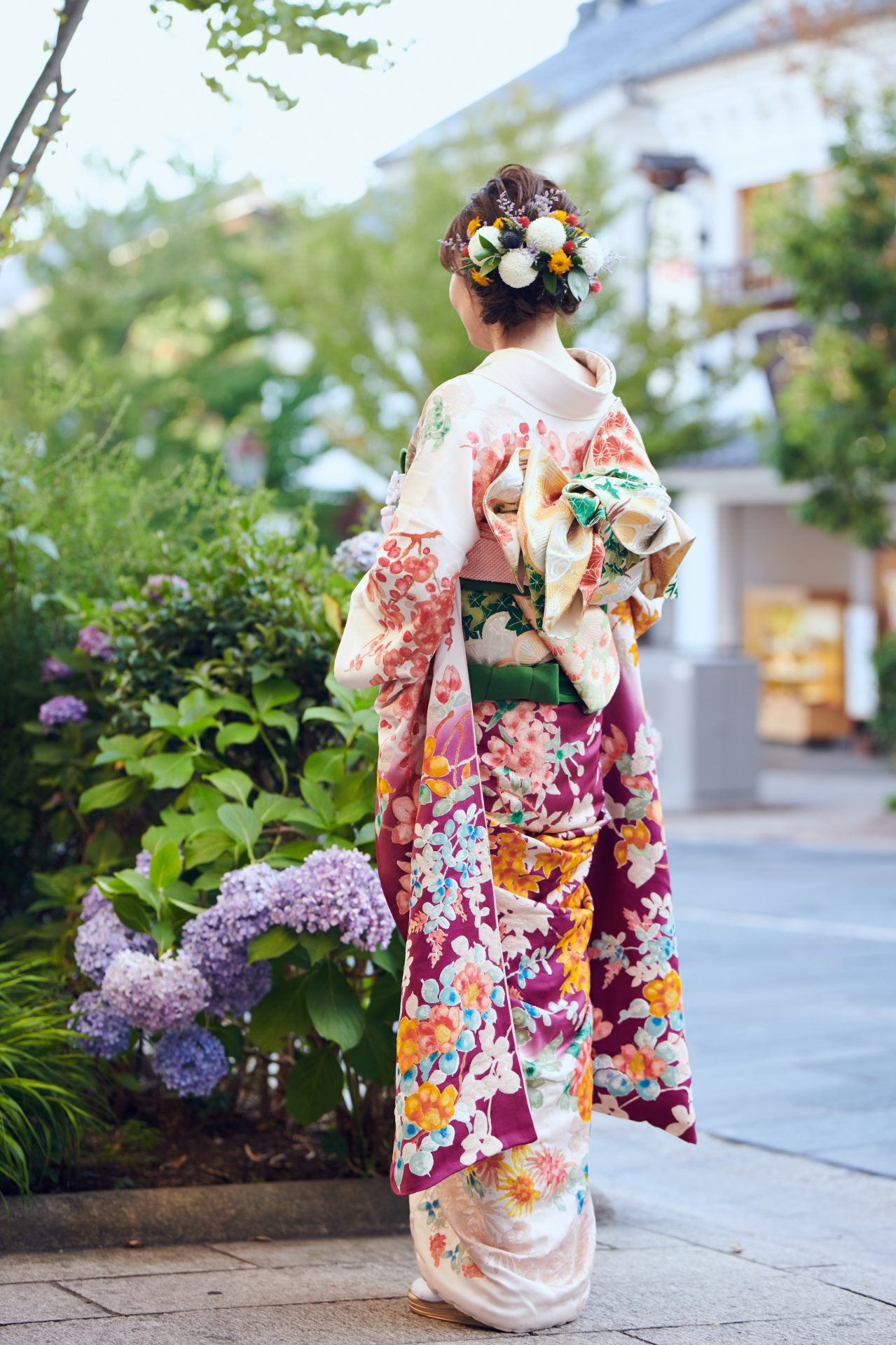 四季折々の花々が描かれた和装が、善光寺のお膝元藤屋御本陳に美しく映えます。