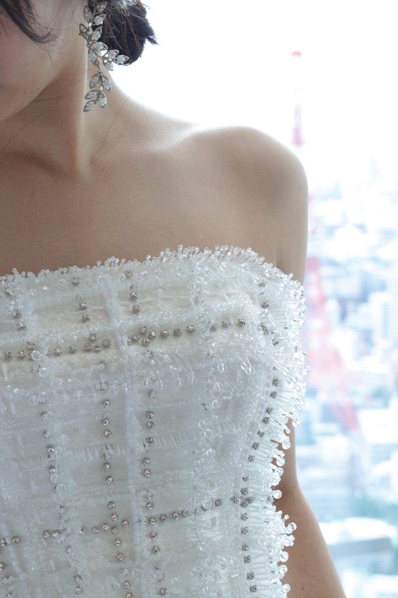 お洒落な花嫁様から注目を集める繊細なビーディングや高度なクチュールテクニックでツイードを表現したヴィクターアンドロルフマリアージュのウェディングドレスは、elle international bridal awards 2020にて受賞したTHETREATDRESSINGでご用意しております