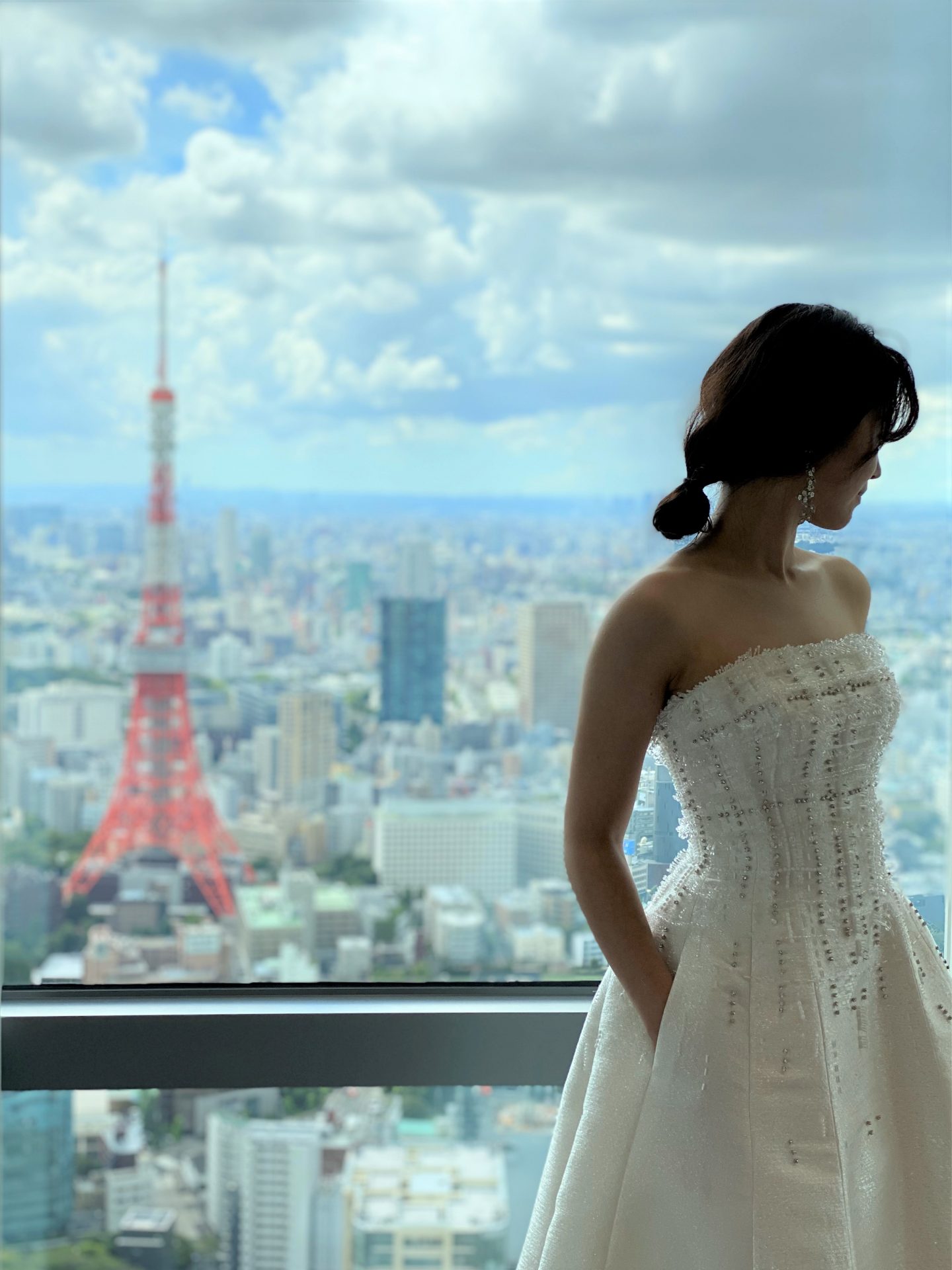 地上52階から望む東京タワーなどの景色が素晴らしいアンダーズ東京での結婚式にオススメしたいのは、英国発祥のツイードを霜で表現したデザインで冬の結婚式にピッタリなザ・トリート・ドレッシングのウェディングドレスです