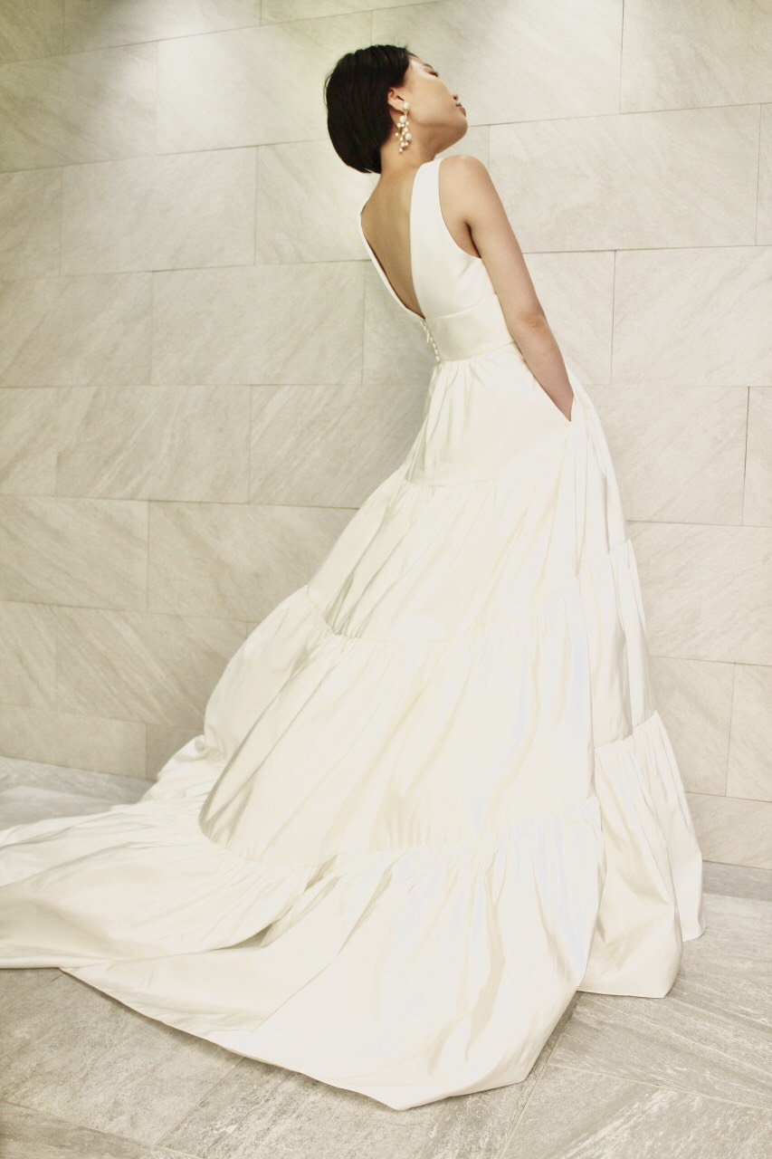 AMSALE(アムサーラ)の新作ウェディングドレスをご紹介します。AMSALE(アムサーラ)からトリートアディション店入荷したウェディングドレスは、AW2020collectionからふんわりと広がるAラインのティアードデザインのスカートのウェディングドレスです。