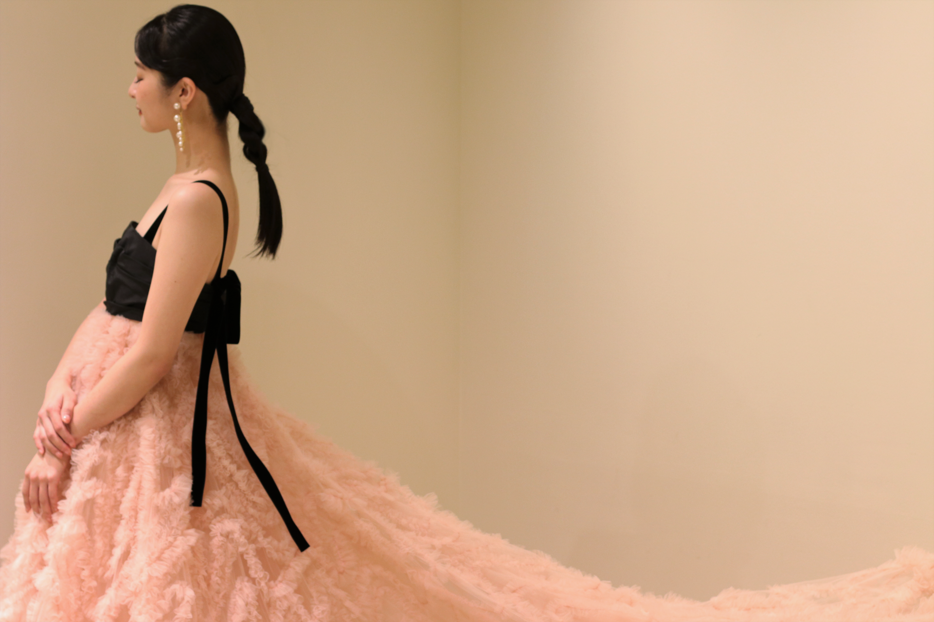 お色直しだけでなく、前撮りや二次会にもおすすめしたいトリート・メゾンのカラードレスは、360度どこからみても綺麗なシルエットで女性を美しく引き立てます