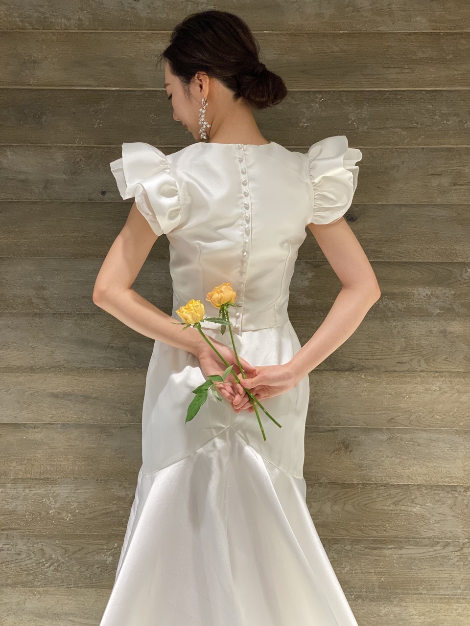 ガーデンがある大阪の結婚式場に映えるセパレートのウェディングドレス