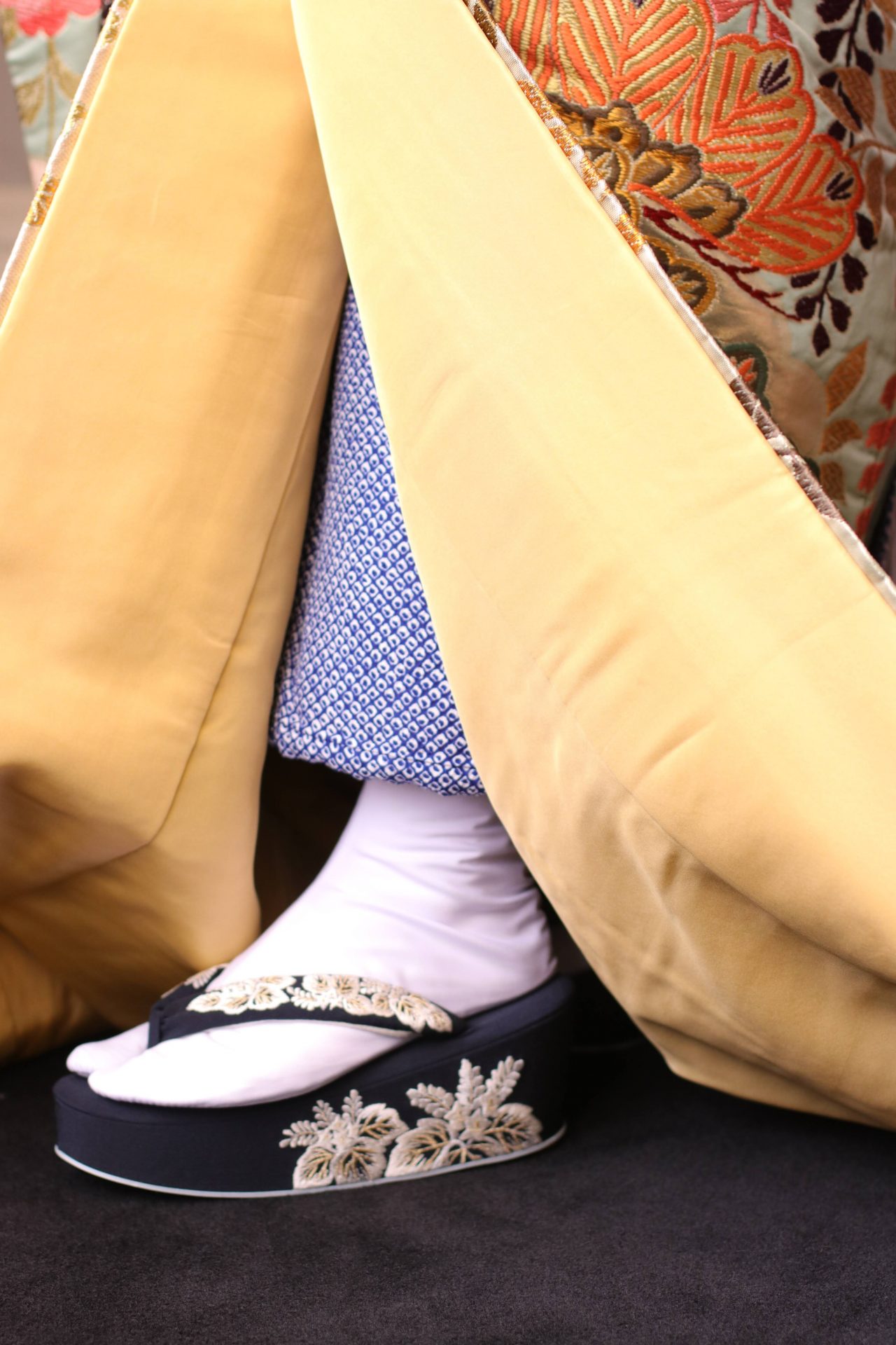 色打掛の色や柄はもちろん、会場の雰囲気や季節に合わせて草履を合わせると、歩いた際に草履が見えて、足先まで可愛いコーディネートになります。