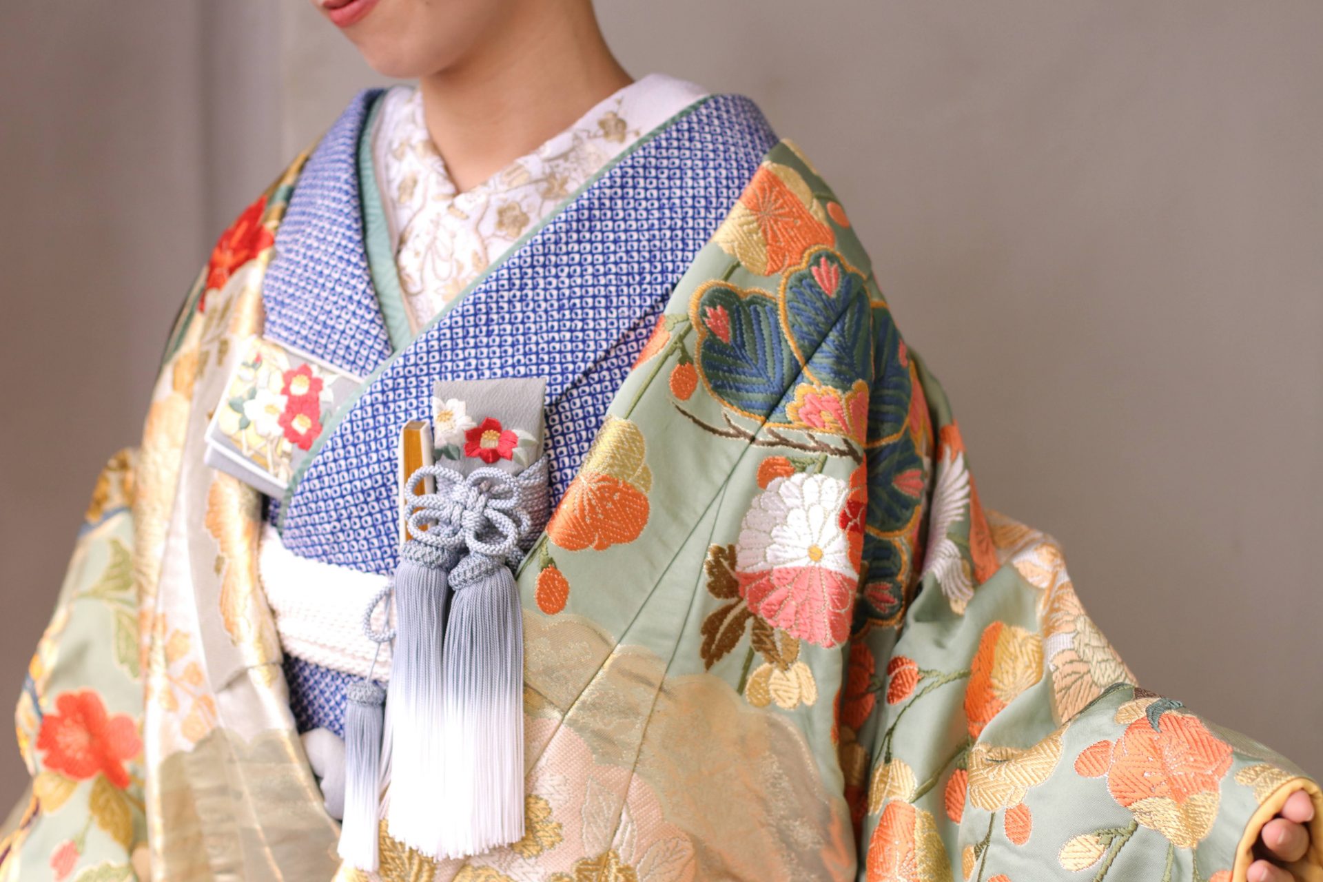 お着物が有名な京都の展示会でザ・トリート・ドレッシングが買い付けた唐織の色打掛は、コーディネートによってナチュラルな印象や古典的な印象に変わるので、ホテルウェディングやレストランウェディングなど幅広いウェディングスタイルにご着用いただけます