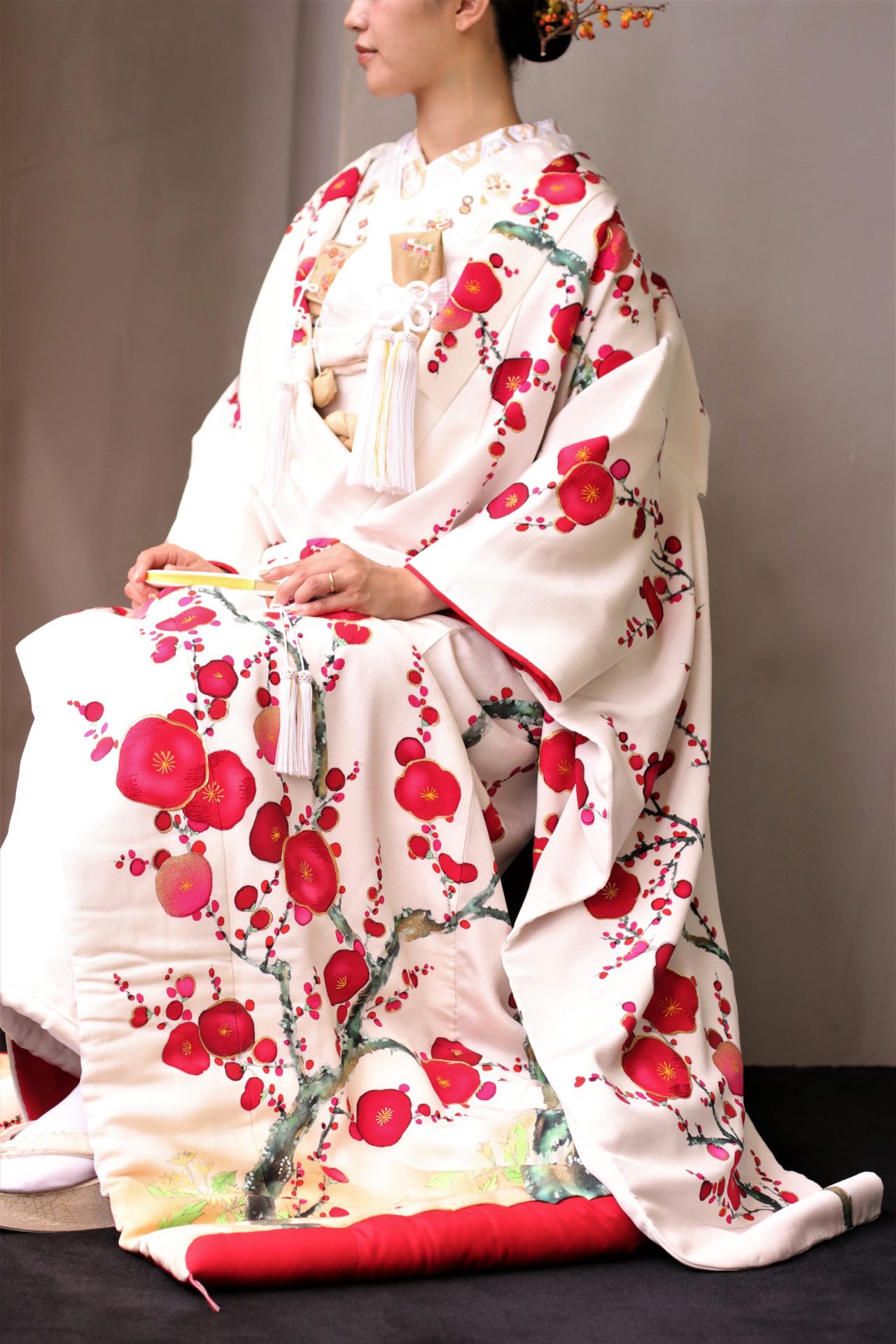 友禅染めで描かれた琳派紅梅の繊細な伊絵柄の色打掛は、THETREATDRESSING ADDITION店にてレンタルしており、結婚式会場や季節に合わせたコーディネートと共にご紹介いたします