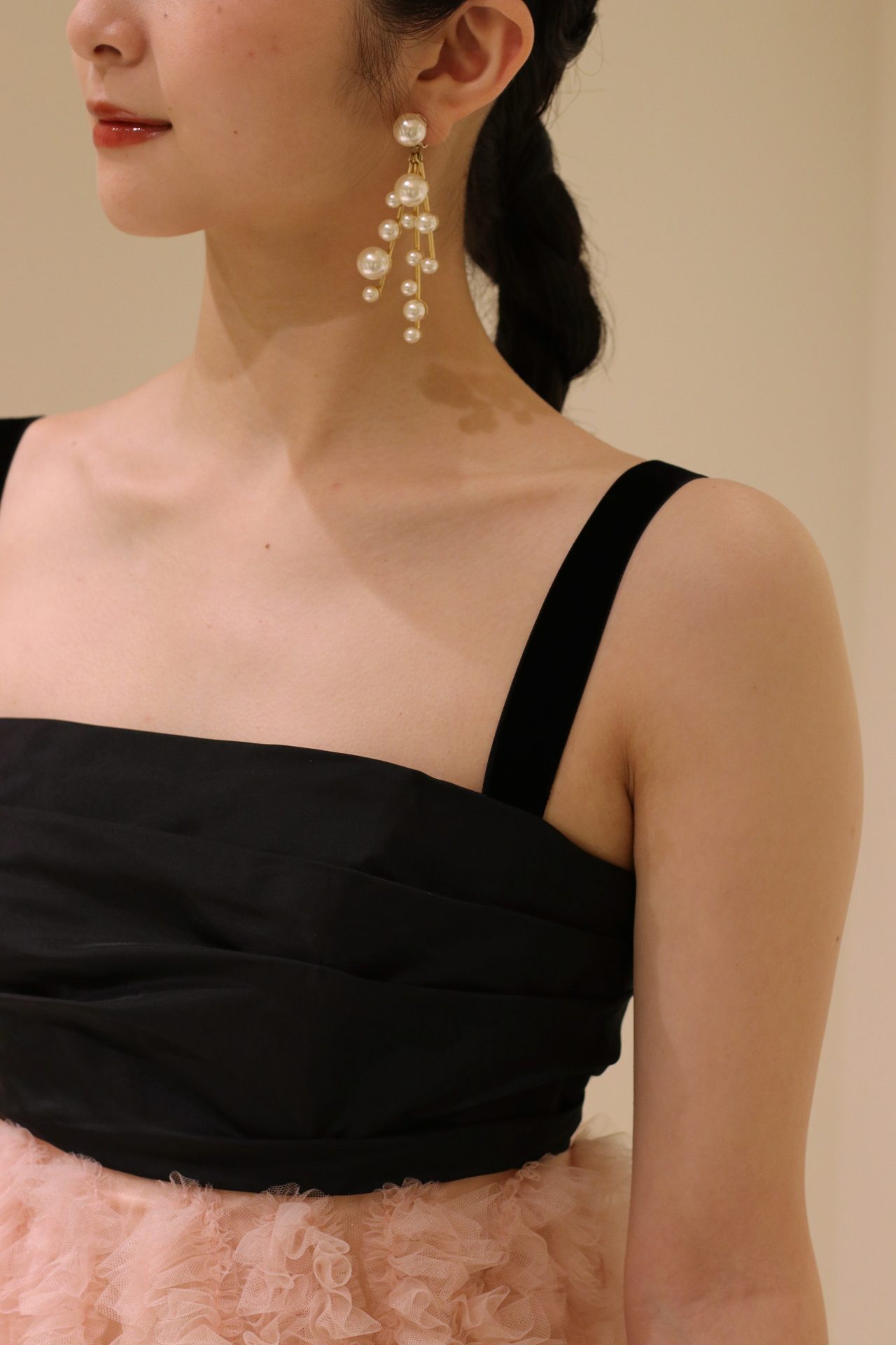 フェミニンなピンクのカラードレスに、トップスはブラックのバイカラーで正統派な印象は残しつつも他の人と被らない特別感ある雰囲気でお召しいただけます