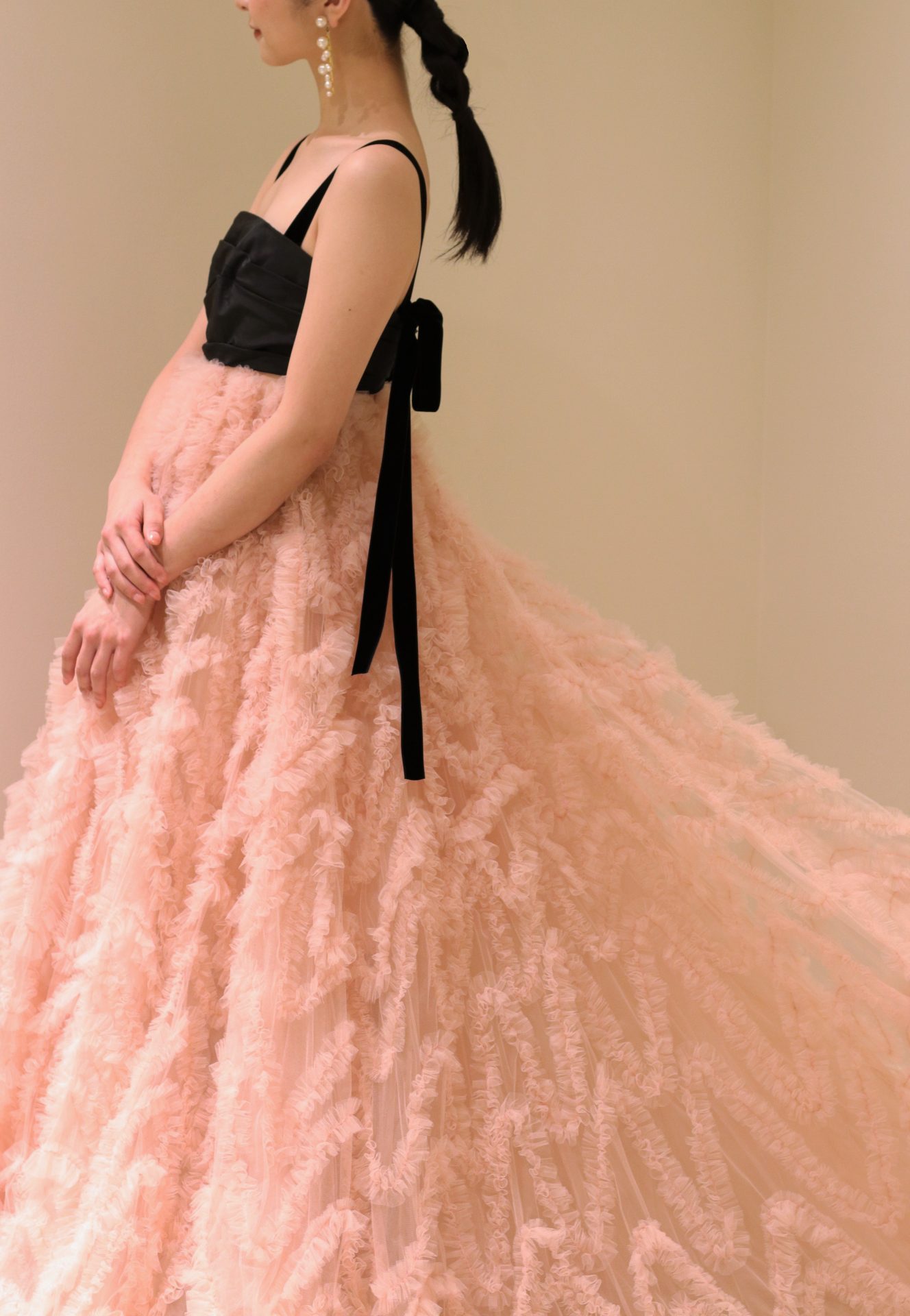 THETREATDRESSINGアディション店からご紹介させていただくのは、日本の花嫁様に人気の高いヌーディーピンクとモダンなブラックのバイカラーが美しいカラードレスです