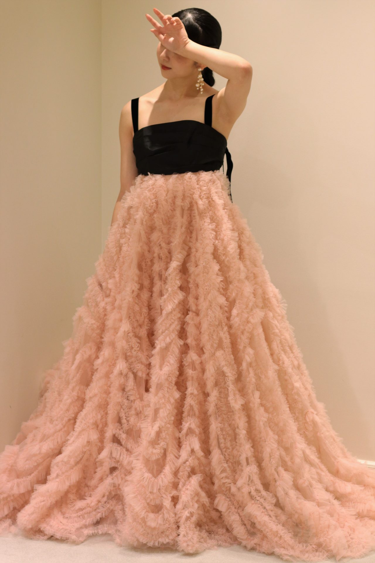 今期トレンドのフリルチュールを贅沢に使用した柔らかい印象のナチュラルなドレスは、赤坂プリンスクラシックハウスでガーデン式やアットホームな式をイメージされている花嫁様におすすめです