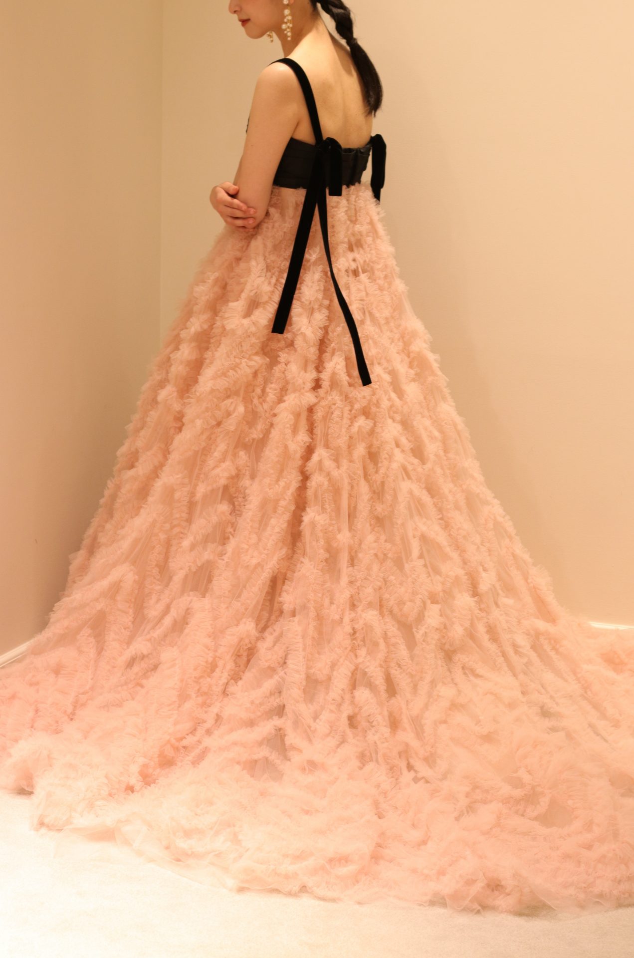 ザ・トリート・ドレッシングがおすすめする、立体的な装飾とお体を綺麗にみせるエンパイアラインが特徴のカラードレスは、提携会場であるパレスホテル東京の広い披露宴会場でも圧倒的な存在感を放ちます