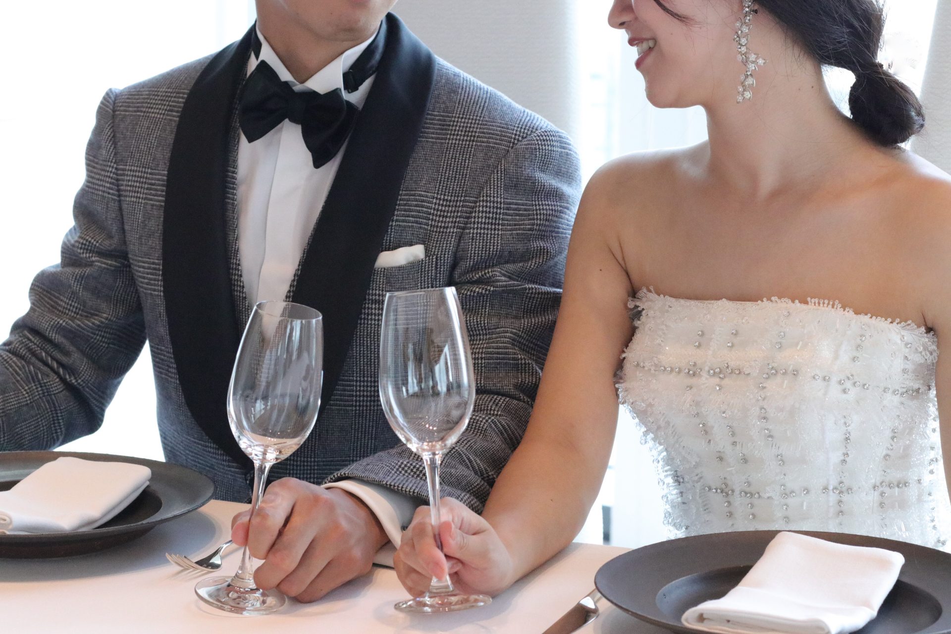 AndazTOKYOやパレスホテル東京などの上質なホテルでの大人ウェディングにはトリートジェントルマンの正統なタキシードに少しの遊び心が加わったおしゃれなフォーマルウェアとTHETREATDRESSINGアディション店の上質なインポートドレスがよく合い、前撮りなどのお写真も素敵に残ります