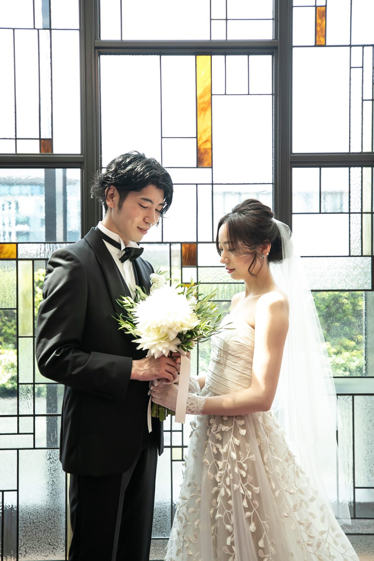 ザ・コンダーハウスのステンドグラスが素敵なチャペルでお召しいただきたい、オスカーデラレンタのAラインのチュールのウェディングドレス