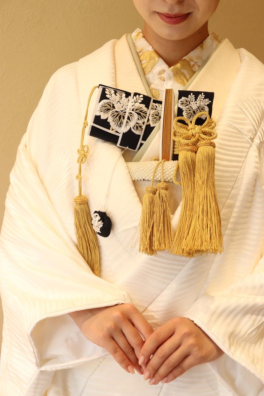 ザ・トリートドレッシングの白無垢に寒色系の小物を合わせたモダンな印象のコーディネート