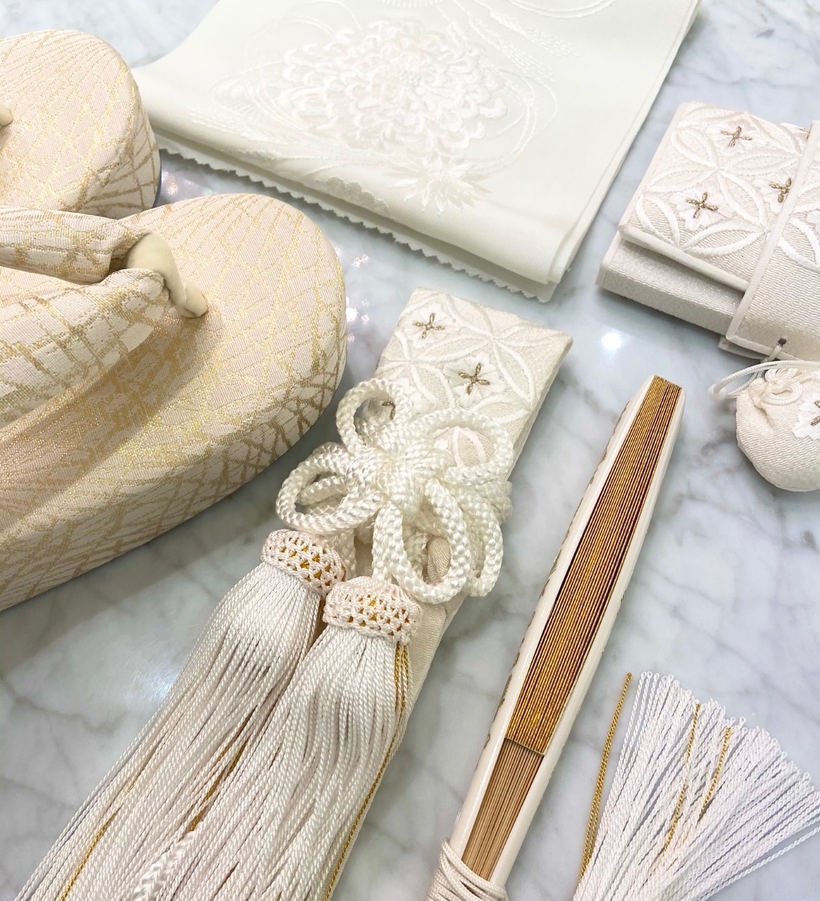 ザ・トリートドレッシングの鶴と浪文様の白無垢に合わせる七宝文様の小物と金色があしらわれた草履