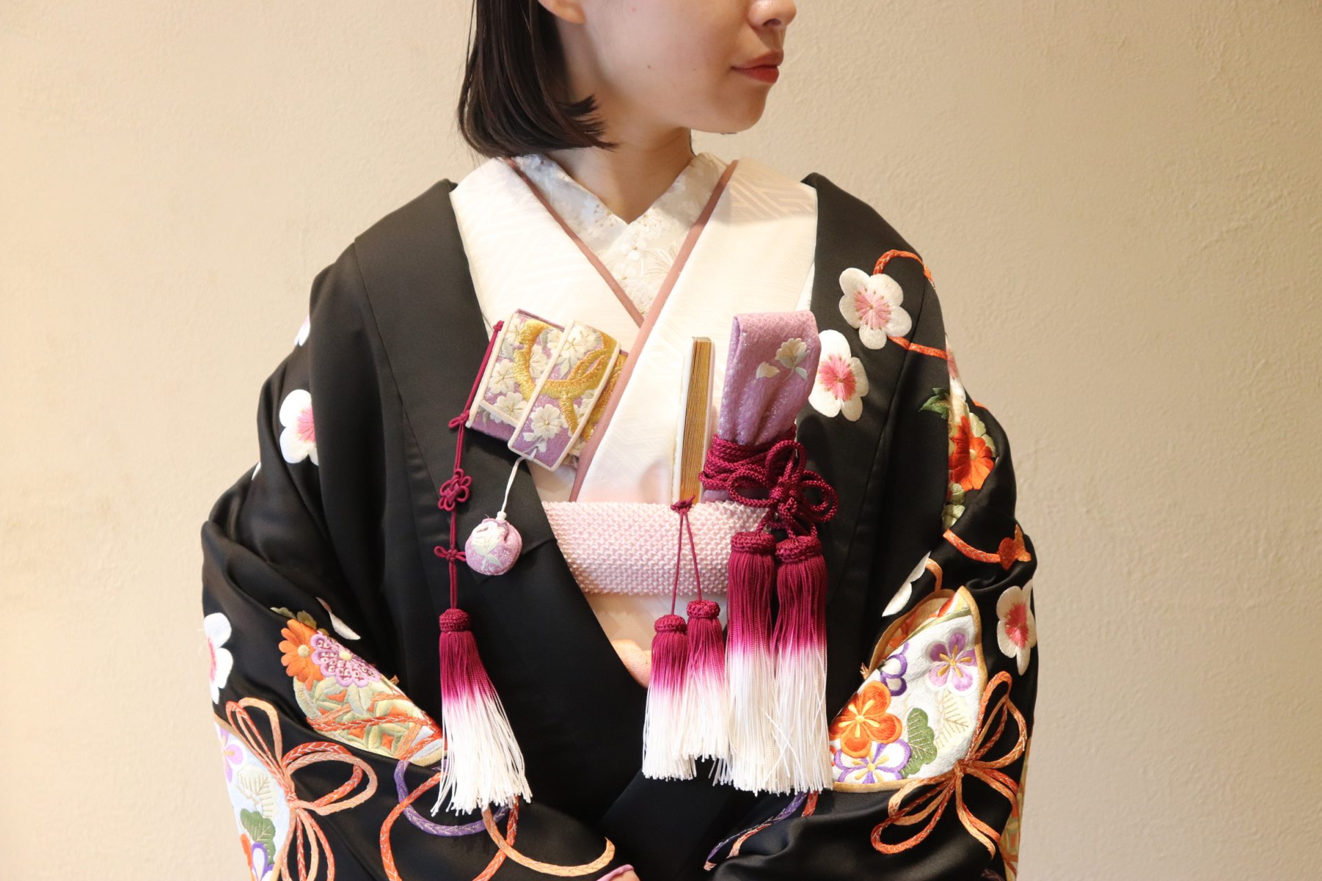 ショートヘアがモダンな印象にしてくれる色打掛のコーディネート