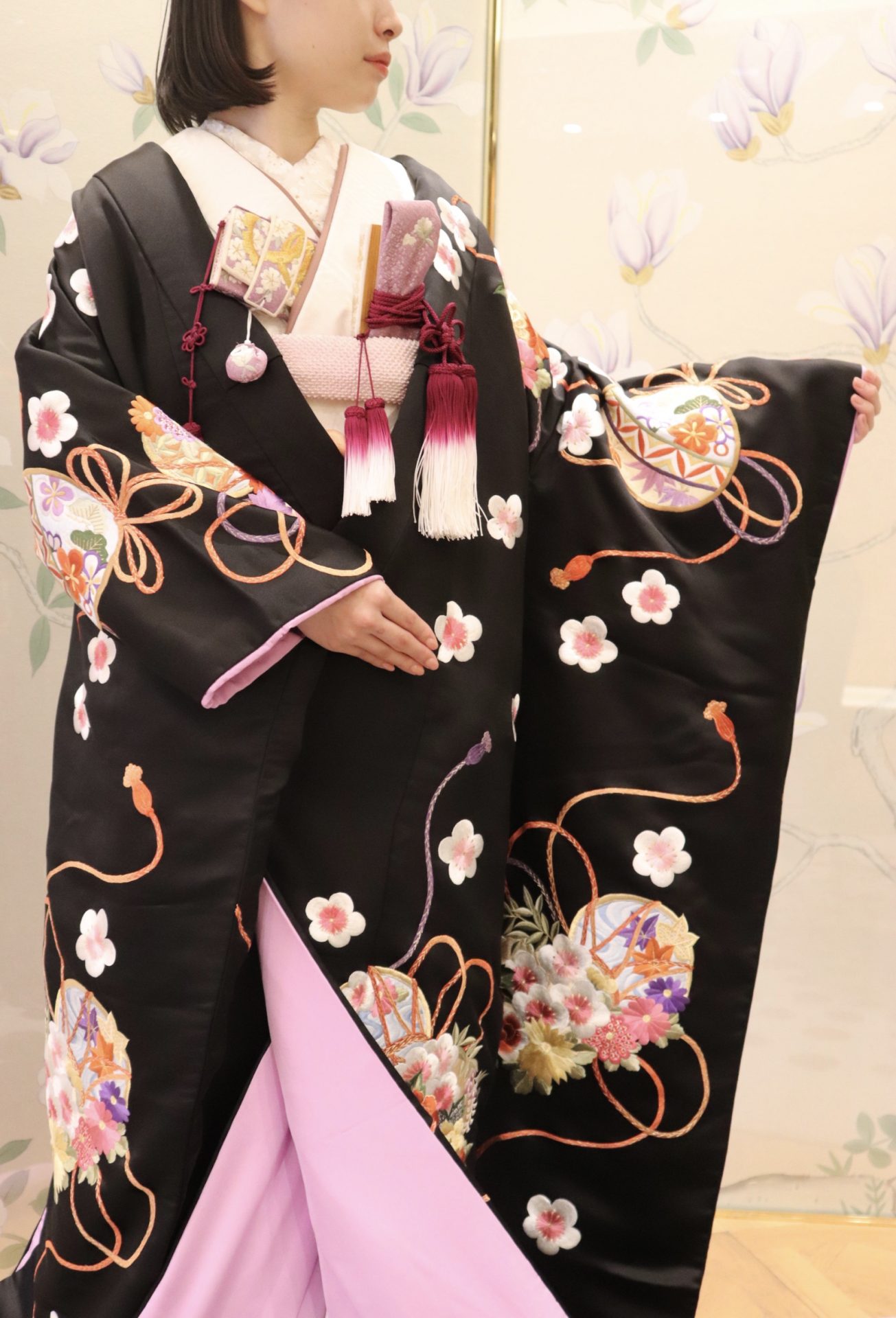 藤色のお小物でまとめたザ・トリート・ドレッシング大阪店の黒の色打掛のコーディネート