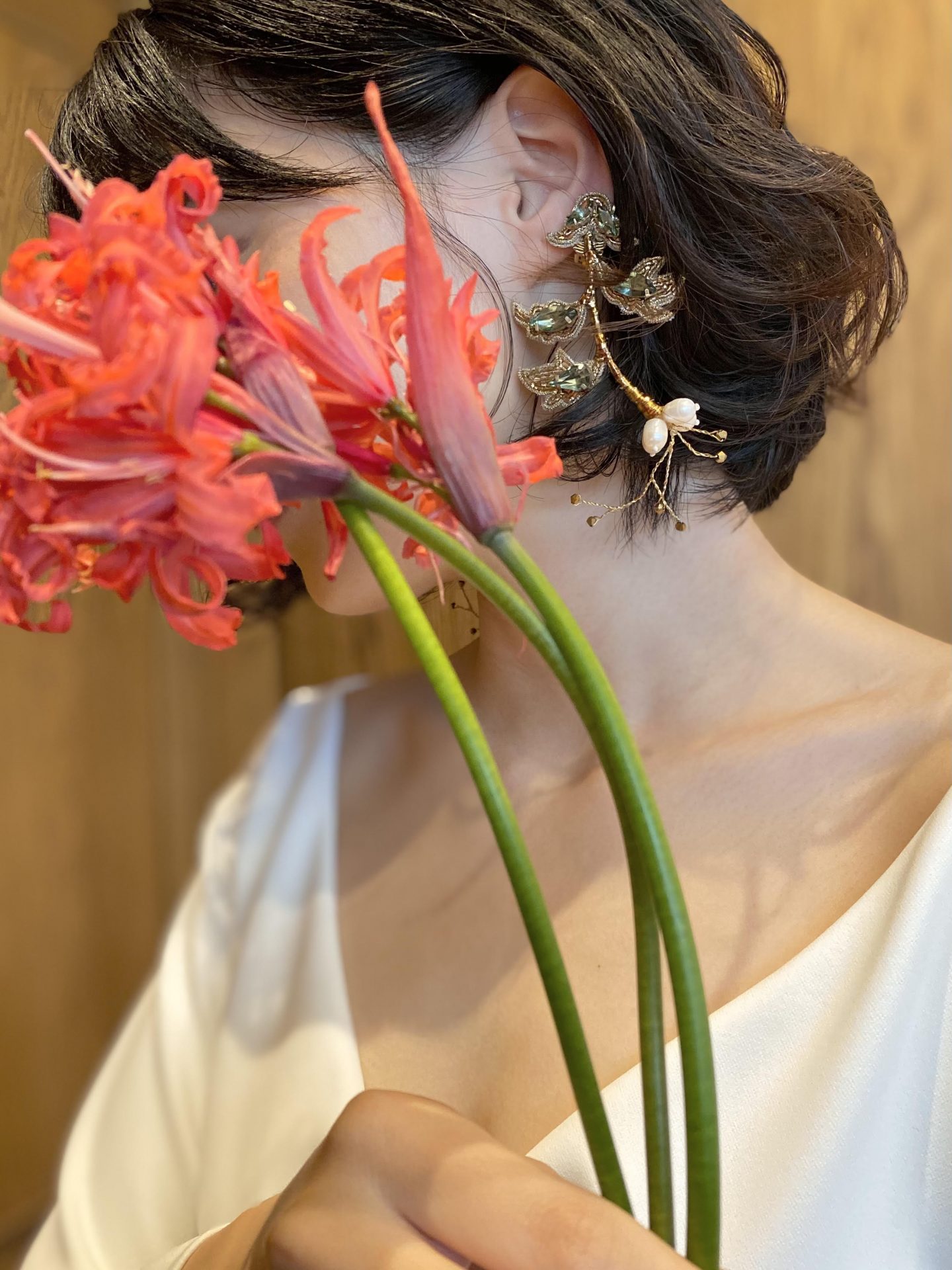 ナチュラルでアットホームな会場におすすめしたいOscar de la Rentaの新作のゴールドのイヤリング