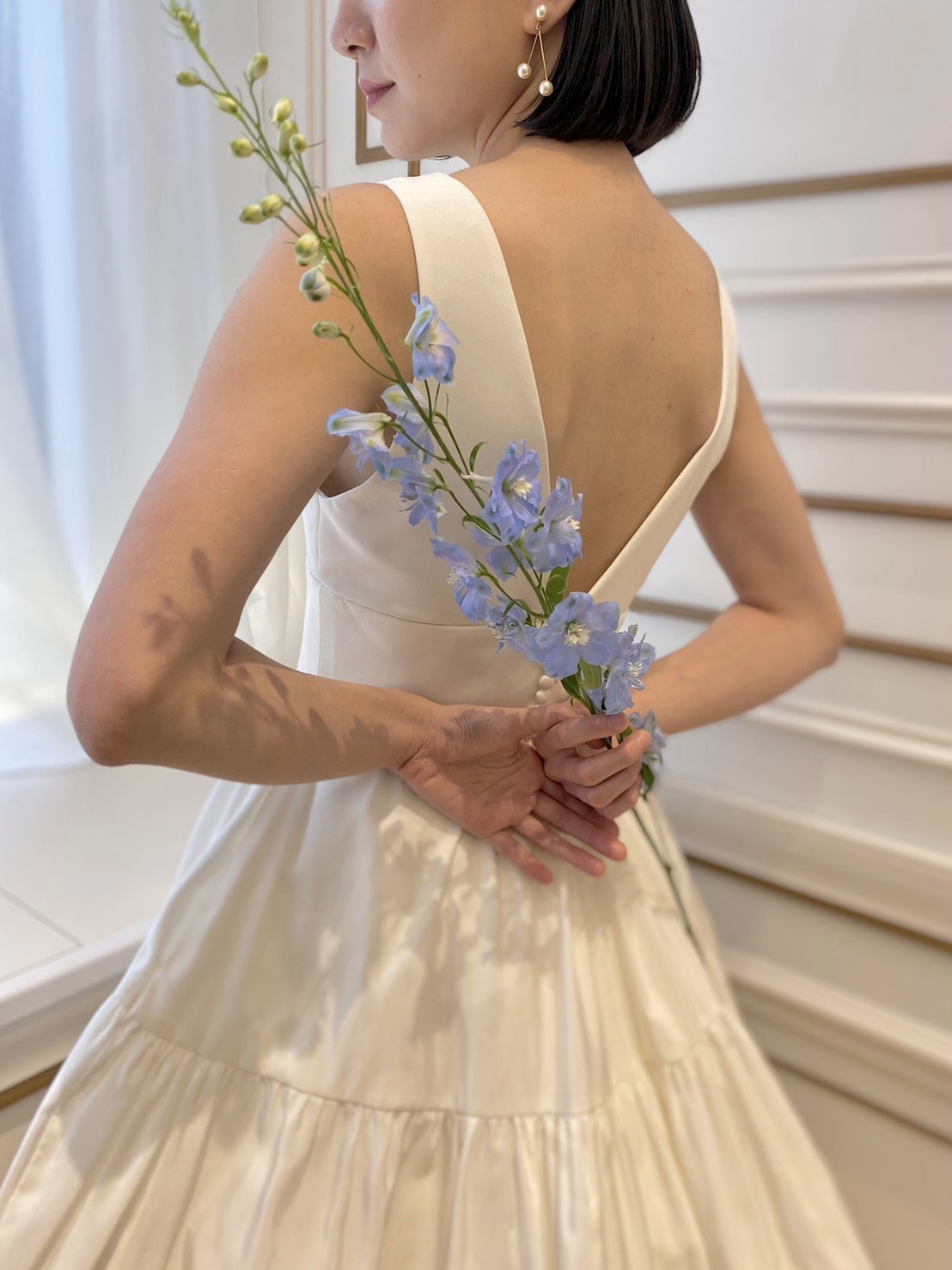 洗練された雰囲気がお好きな花嫁様へTHE TREAT DRESSING名古屋店でおすすめのジェニファー・ベアのイヤリングとレラ・ローズのグローブのコーディネート