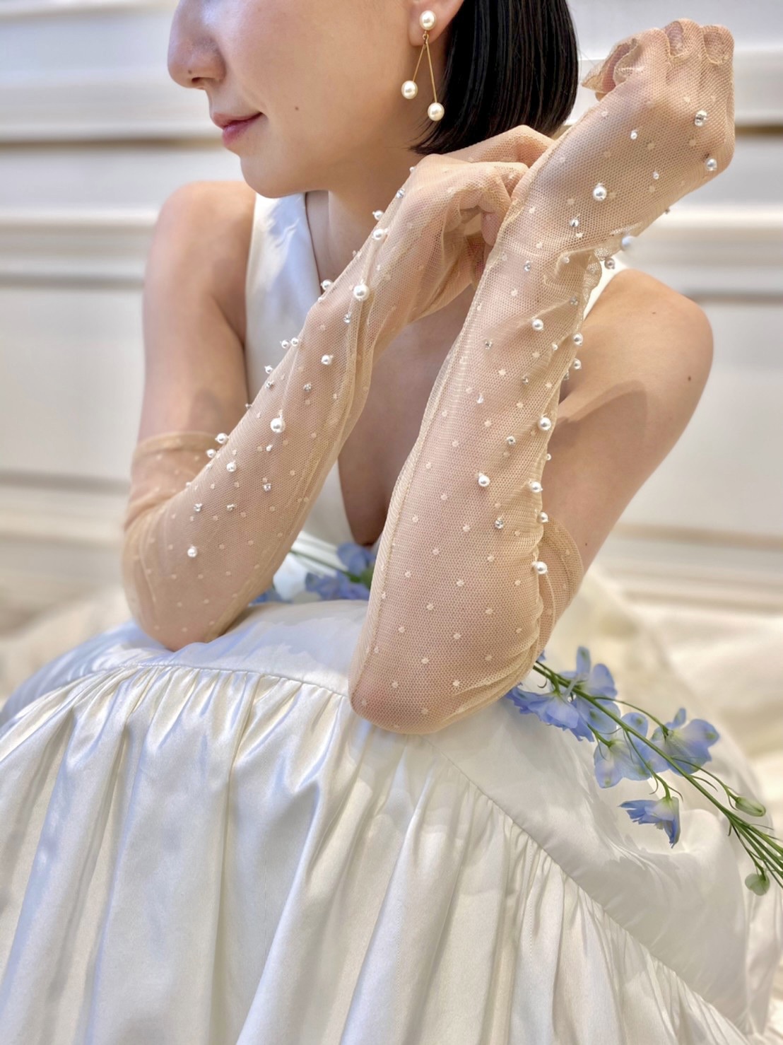 ナチュラルでアットホームな会場におすすめしたいJennifer Behrの新作のパールのイヤリングとLela Roseのパールのグローブのコーディネート