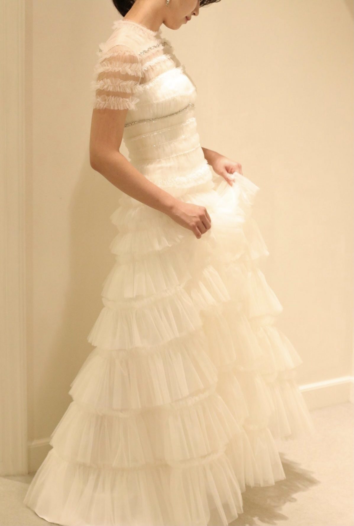 ザ・トリート・ドレッシング アディション店からご紹介するのは、春のガーデンウェディングにおすすめの軽やかなウェディングドレスでハーフスリーブとイリュージョンネックラインが美しいAラインの1着です