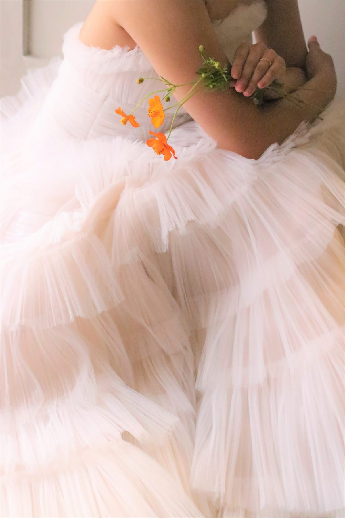 柔らかいチュール生地で施されたティアードデザインのウェディングドレスは、花嫁様の動きに合わせて様々な表情を魅せてくれるので、挙式・披露宴当日はもちろん前撮りや後撮りなどのお写真撮影にもオススメのドレスです