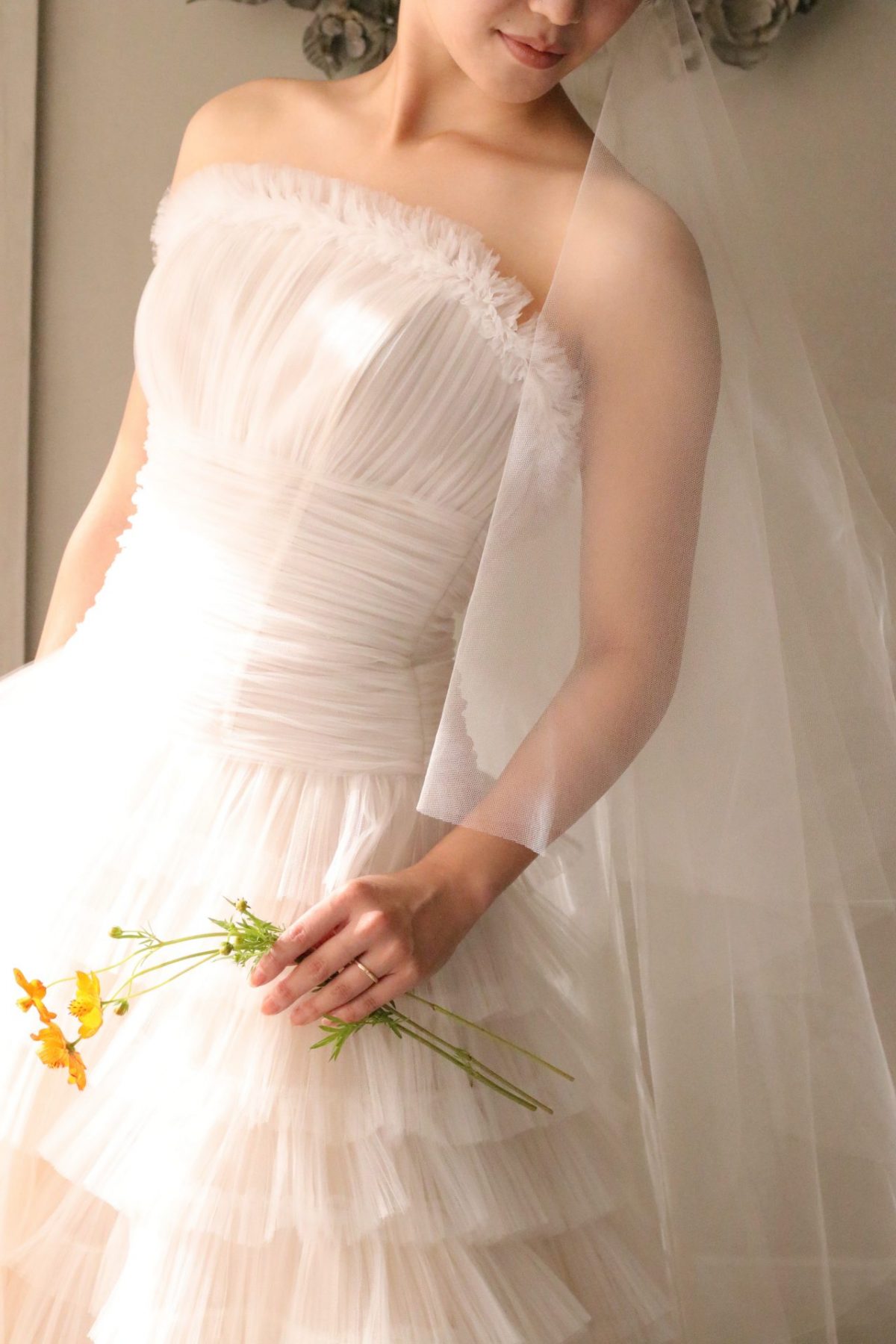 美しいティアードのウェディングドレスとシンプルな透明感のあるベールに春の暖かい日差しが差し込むと、神秘的でより一層美しい花嫁姿となるので、春のガーデンウェディングやレストランウェディングにオススメです