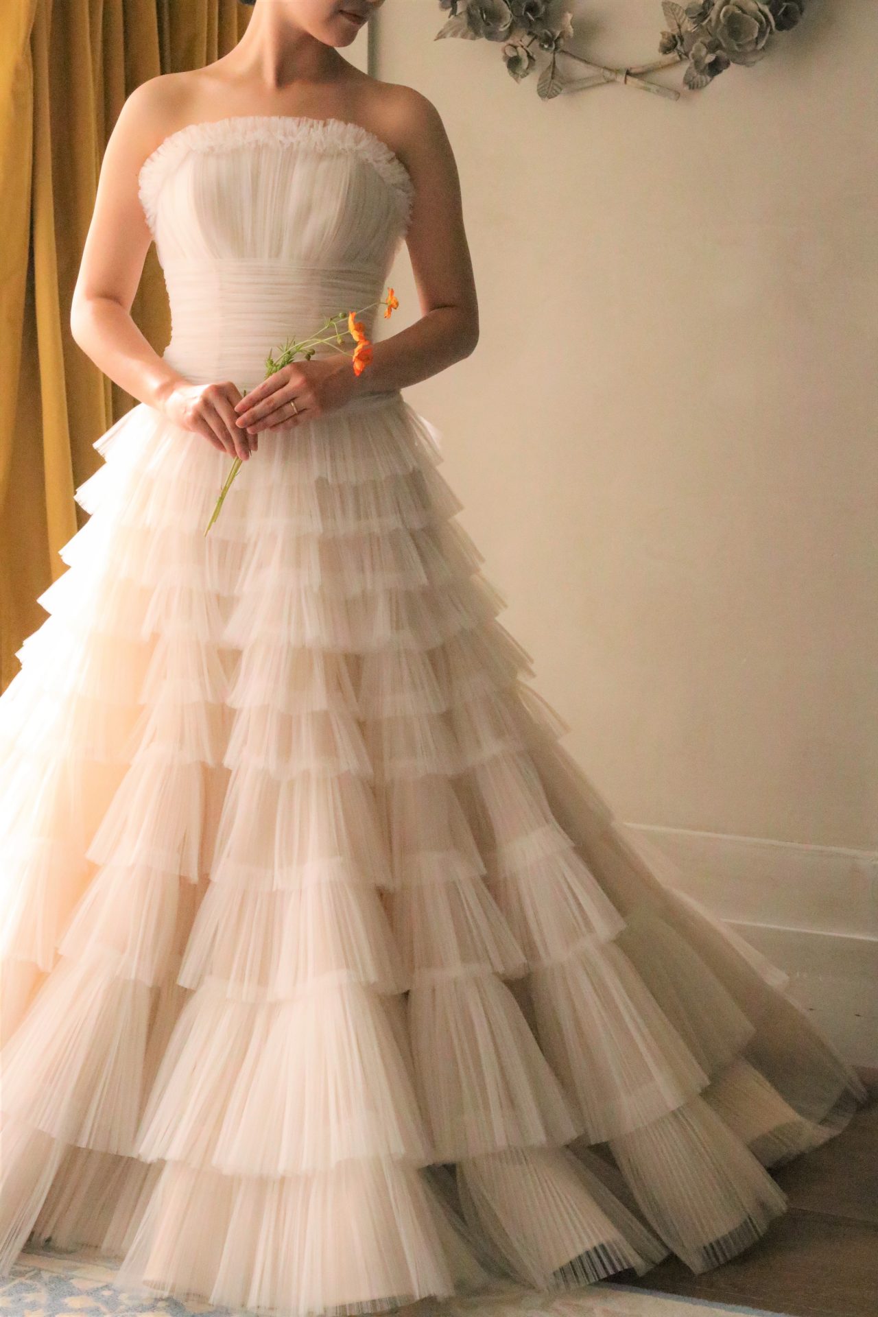 THETREATDRESSINGアディション店で人気なトレンドのティアードデザインのウェディングドレスは、チュールが幾重にも重ねられており動くたびに揺れる軽やかな印象で沢山のご新婦様にご紹介したい1着です