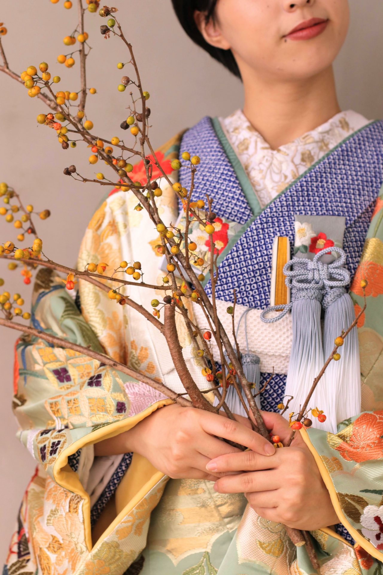 秋の紅葉時期のお写真撮影にオススメしたいのは、古典的な柄行が美しい黄緑色の色打掛にブルーやグレーの寒色系のお色味のお小物を合わせた、ひとつ上を行く大人なコーディネートです