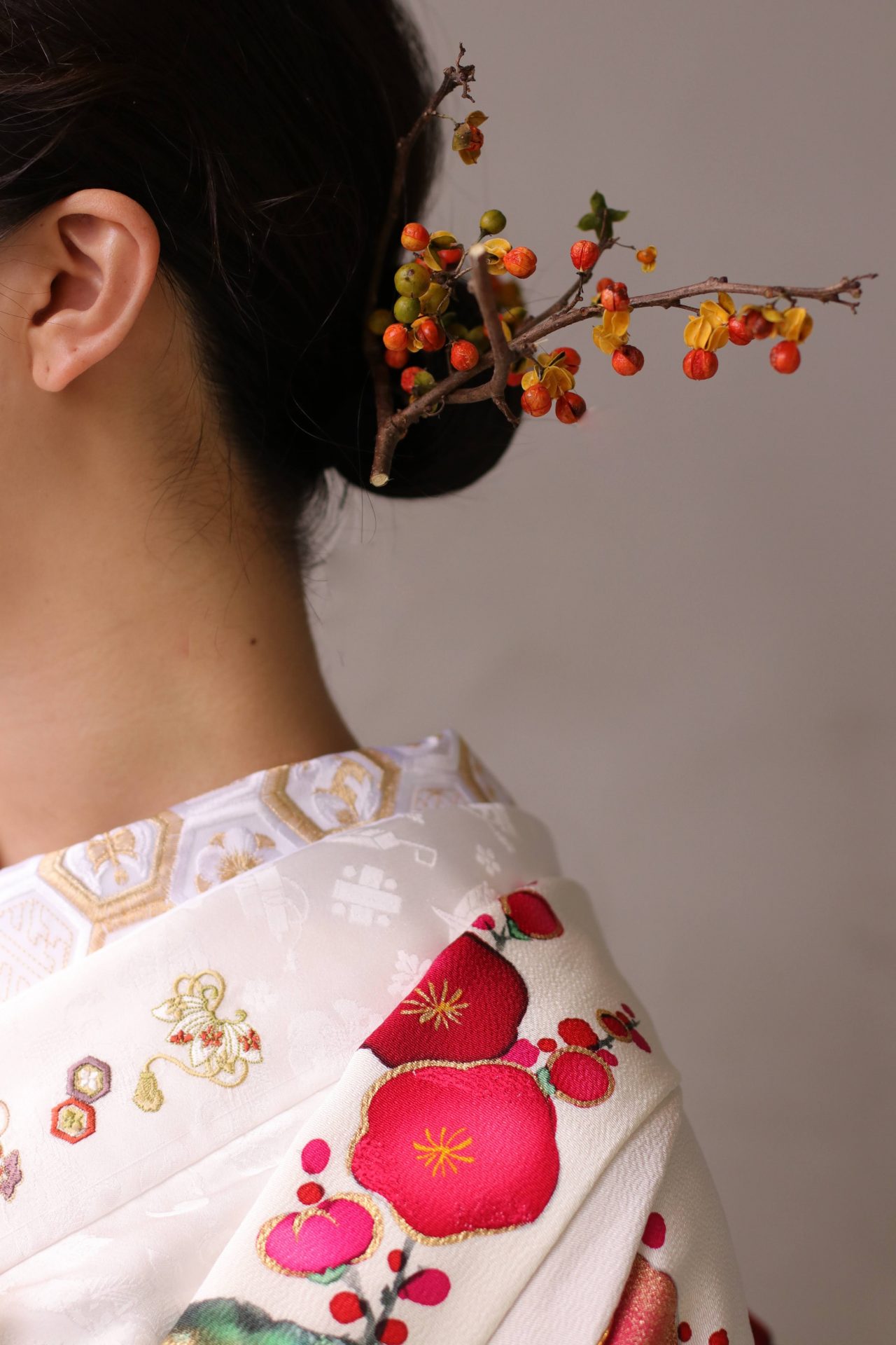 東京の人気ドレスショップ ザ・トリート・ドレッシングがお洒落なご新婦様に提案する和装の髪型は、小粒の木の実が実った枝をかんざしに見立てた和モダンな髪飾りです