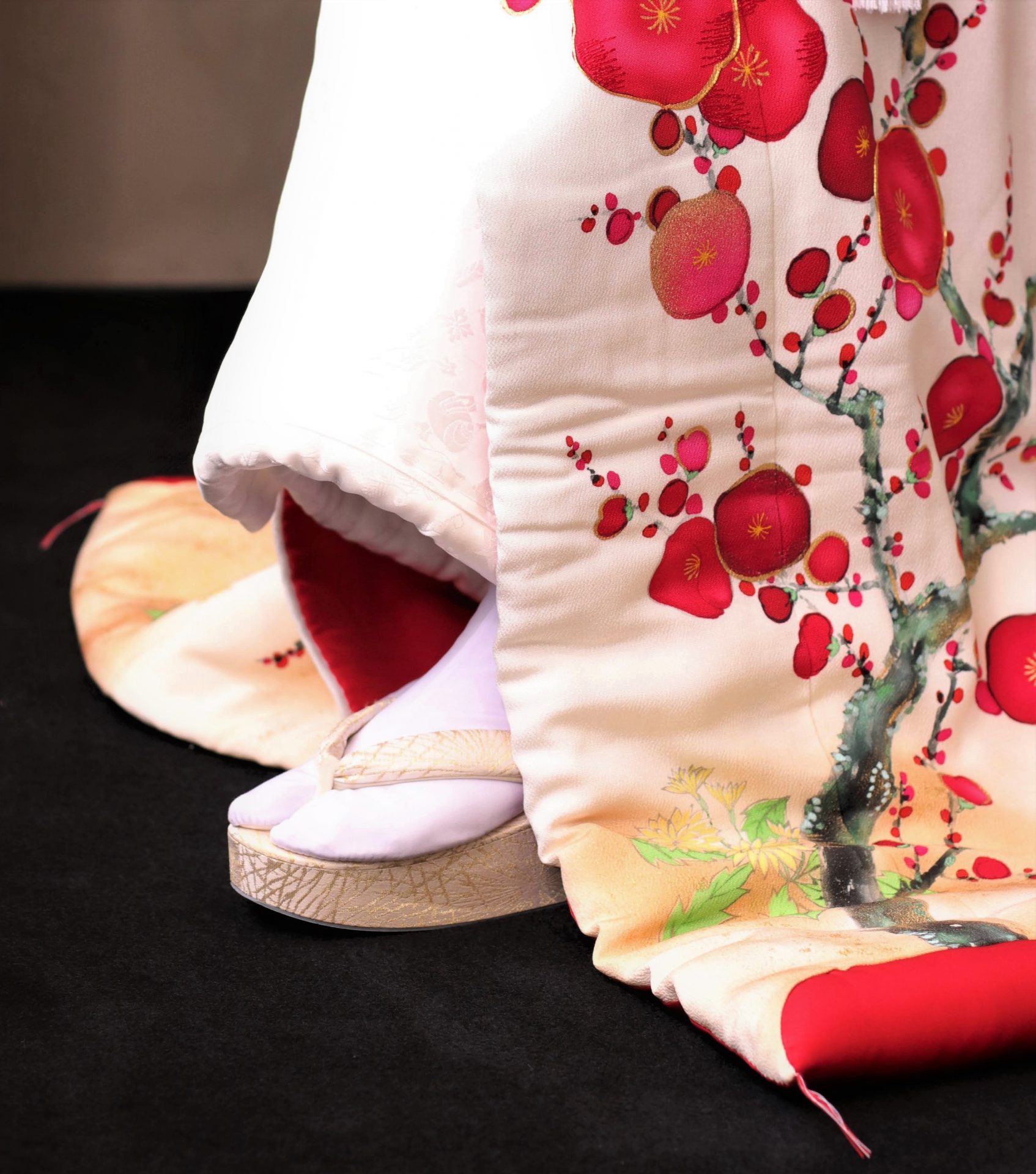 暖かい日差しの中で執り行う春の結婚式にピッタリな紅白の彩り美しい紅梅柄の色打掛に、金色の草履を合わせることで可愛らしい雰囲気の中にも大人っぽい印象がある大人可愛い花嫁姿に仕上がります